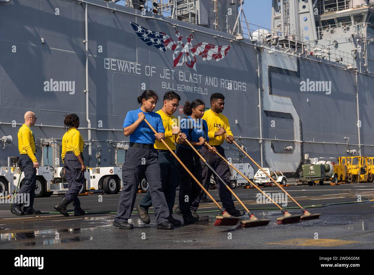 En mer. 17 décembre 2023. Sailors nettoie le poste de pilotage à bord du navire d’assaut amphibie de classe Wasp USS Bataan (LHD 5), décembre 17. Des composantes du Bataan Amphibious Ready Group et de la 26e unité expéditionnaire marine (capable d'opérations spéciales) sont déployées dans la zone d'opérations de la 5e flotte américaine pour aider à assurer la sécurité maritime et la stabilité dans la région du Moyen-Orient. (Image de crédit : © U.S. Navy/ZUMA Press Wire) USAGE ÉDITORIAL SEULEMENT! Non destiné à UN USAGE commercial ! Banque D'Images