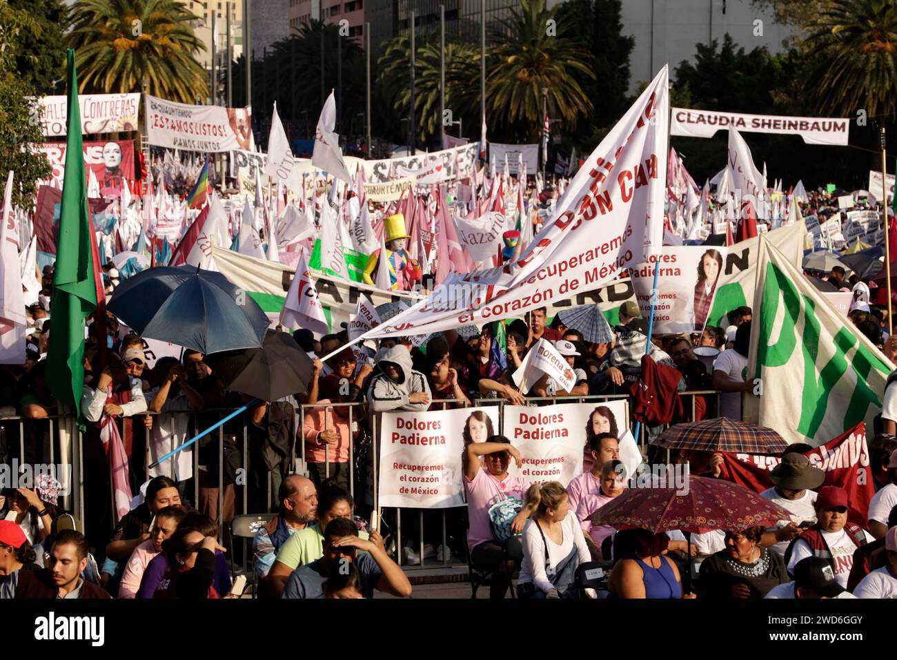 Mexico, Mexique. 18 janvier 2024. Des milliers de partisans de la pré-candidate à la présidence du Mexique pour la coalition continuons à faire l'histoire, Claudia Sheinbaum Pardo, à la clôture de sa pré-campagne pour la seule candidature à la présidence du Mexique pour le mouvement de régénération nationale, Parti Vert et Parti travailliste, au Monument à la Révolution à Mexico. Le 18 janvier 2024 à Mexico, Mexique (crédit image : © Luis Barron/eyepix via ZUMA Press Wire) USAGE ÉDITORIAL SEULEMENT! Non destiné à UN USAGE commercial ! Banque D'Images