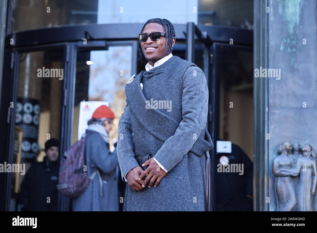 Paris FRA, Paris Fashion week automne hiver 2024, Paris, 18.01.2024 Darnay Holmes, Giants NFL Spieler, Sean Suen, Streetstyle, Paris Fashion week automne hiver vêtements pour hommes 2024-2025, Paris, 18.01.2024 *** Paris FRA, Paris Fashion week automne hiver 2024, Paris, 18 01 2024 Darnay Holmes, Giants joueur de la NFL, Sean Suen, Streetstyle, Paris Fashion week automne hiver vêtements pour hommes 2024 2025, Paris, 18 01 2024 Copyright : xEibner-Pressefoto/Grafx EP AGF Banque D'Images