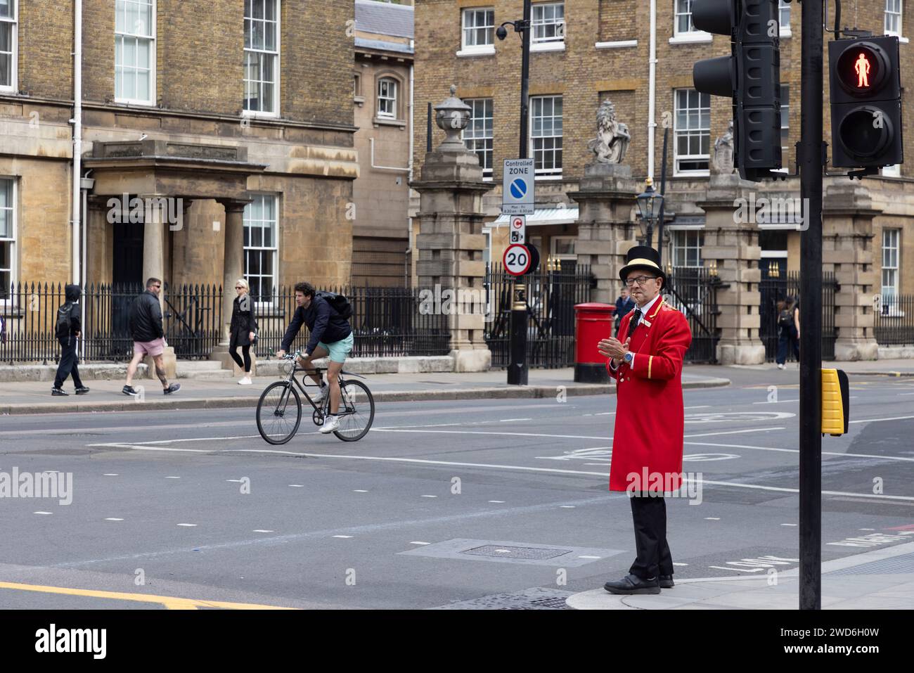 Un concierge habillé en uniforme rouge traditionnel élégant devant l'hôtel Rubens à Victoria, dans le centre de Londres Banque D'Images