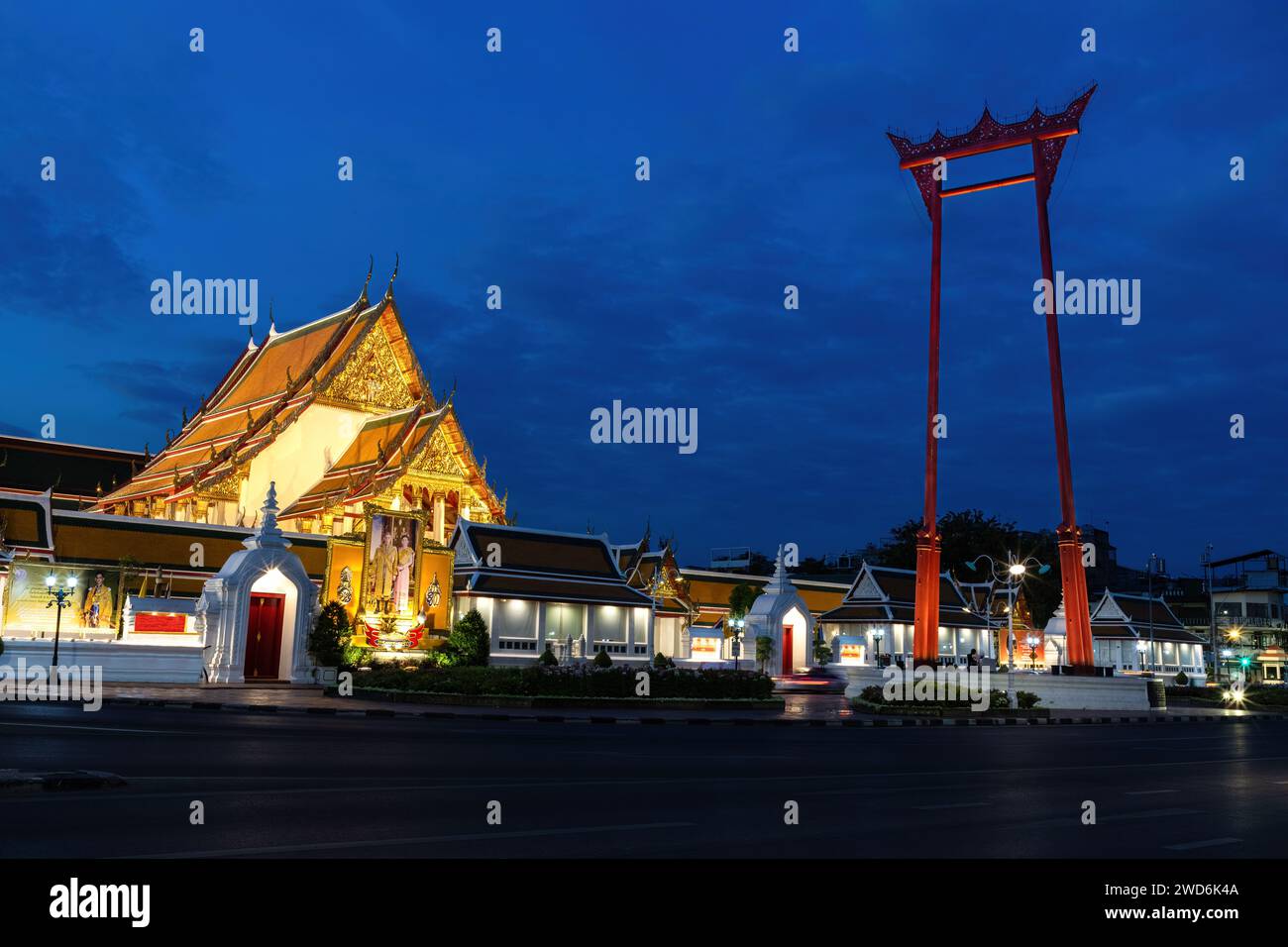 Wat Suthat et Giant swing à Bangkok, Thaïlande. Tôt le matin juste avant l'aube ; ciel bleu profond au-dessus. Banque D'Images