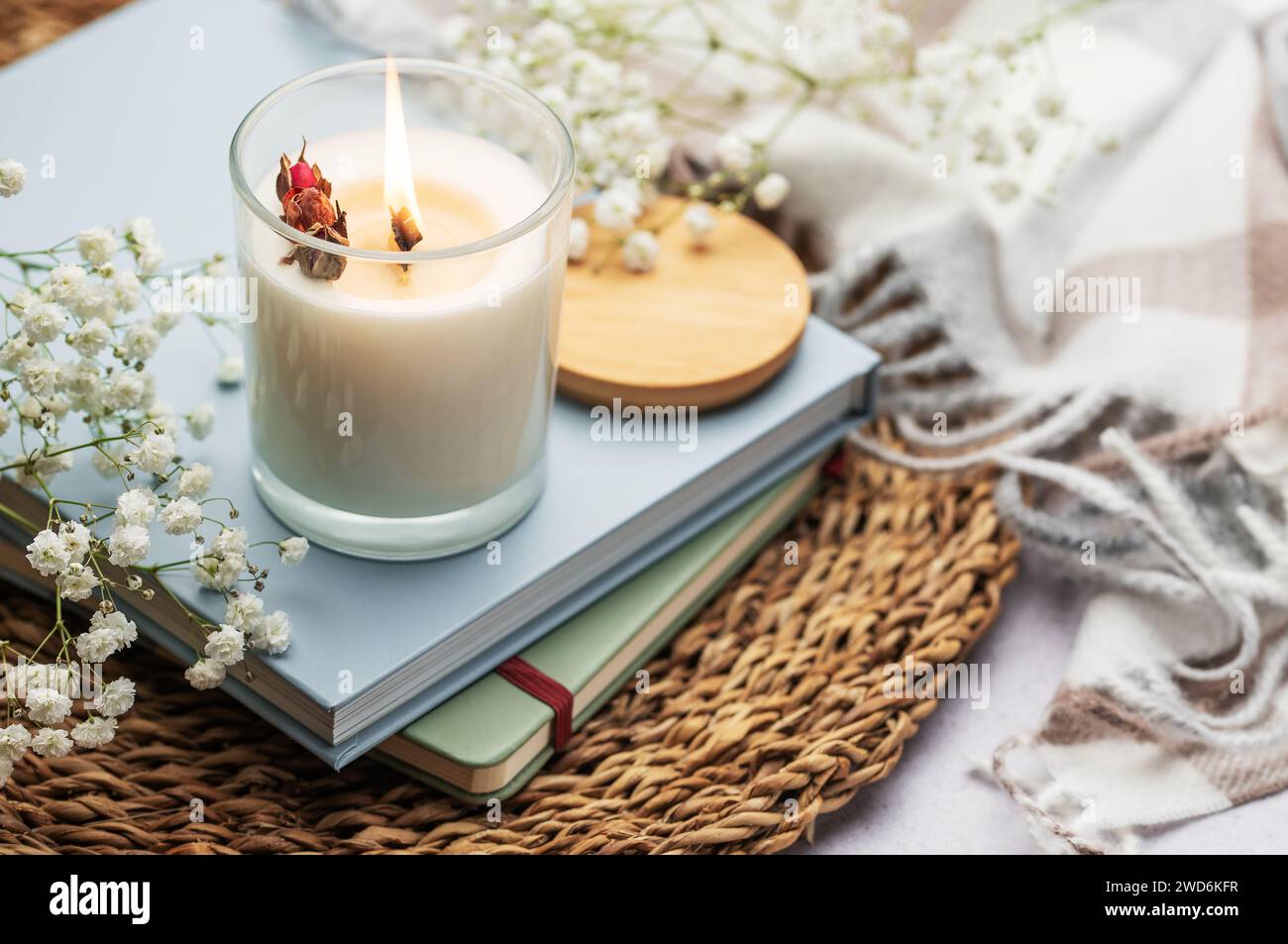 Bougie aromatique sur la table. Bougies de soja dans un bocal. Aromathérapie et détente dans le spa et la maison. Nature morte. Banque D'Images