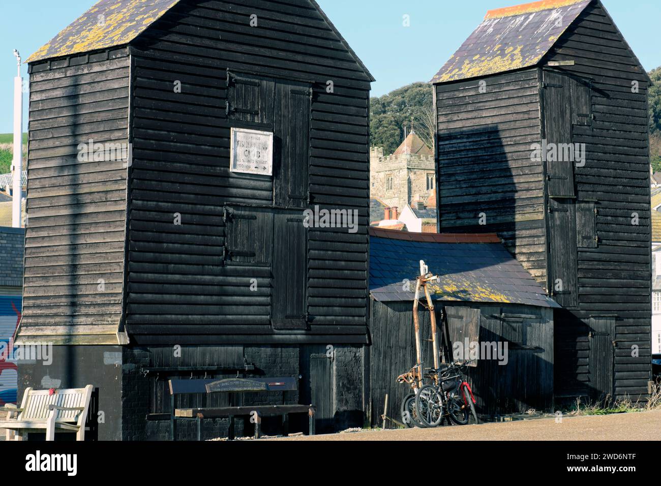 Cabanes traditionnelles de pêcheurs en filet noir au Old Town Stade, Hastings, Royaume-Uni Banque D'Images