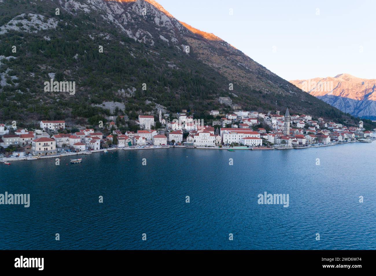 Vue aérienne de Old Perast dans la baie de Kotor au crépuscule Banque D'Images