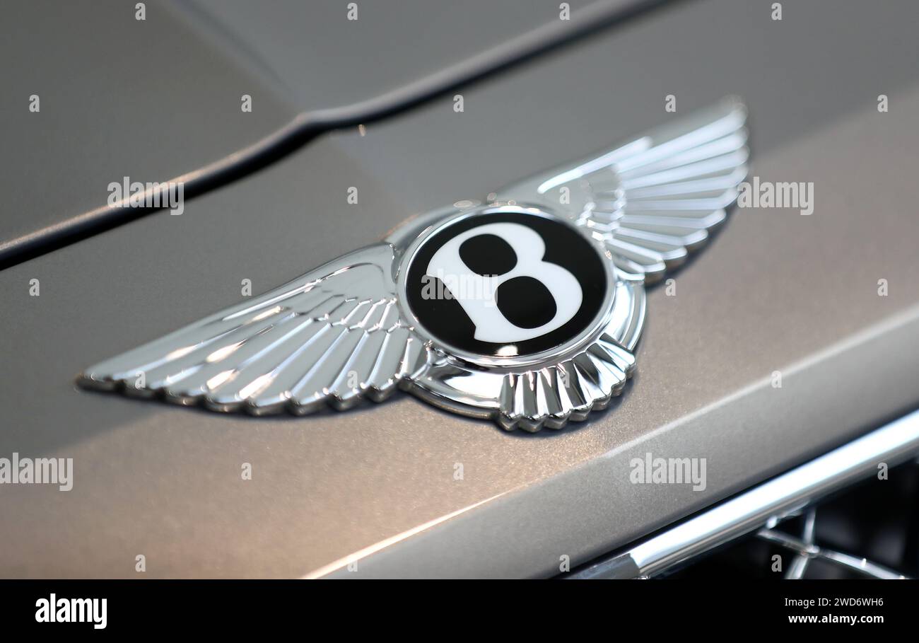 Photo de dossier non datée d'un badge Bentley. Les ventes mondiales de Bentley ont chuté de 11% l'an dernier en raison de «conditions de marché difficiles», a annoncé le constructeur de voitures de luxe. La société basée à Crewe a déclaré avoir livré 13 560 voitures en 2023, contre 15 174 au cours des 12 mois précédents. Cette baisse est due à une baisse de 18 % des ventes au Royaume-Uni et en Chine. Date d'émission : vendredi 19 janvier 2024. Banque D'Images