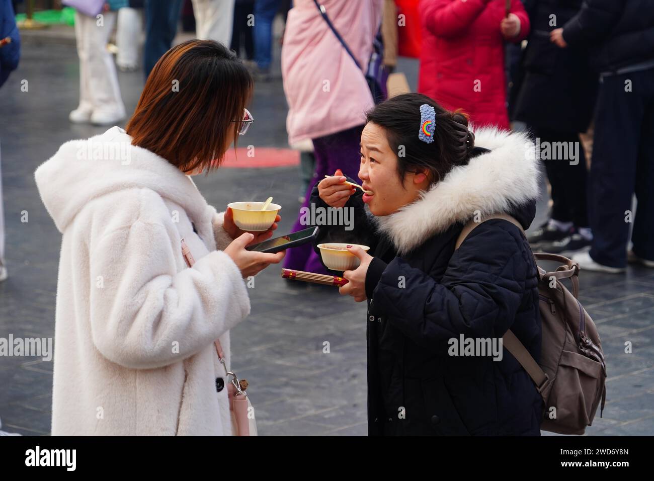 Les gens font la queue pour la bouillie de Laba au temple de Yonghegong Lama à Pékin en Chine, le 18 janvier 2024. Banque D'Images