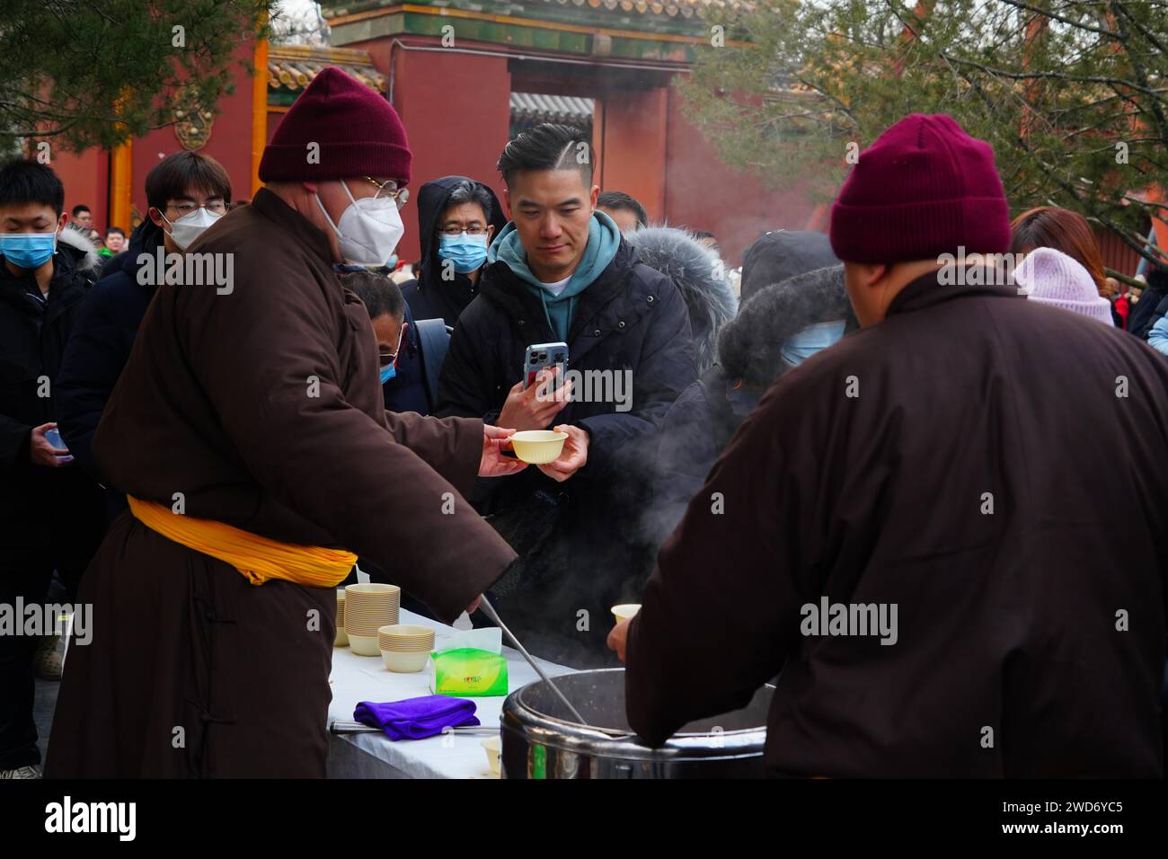 Les gens font la queue pour la bouillie de Laba au temple de Yonghegong Lama à Pékin en Chine, le 18 janvier 2024. Banque D'Images