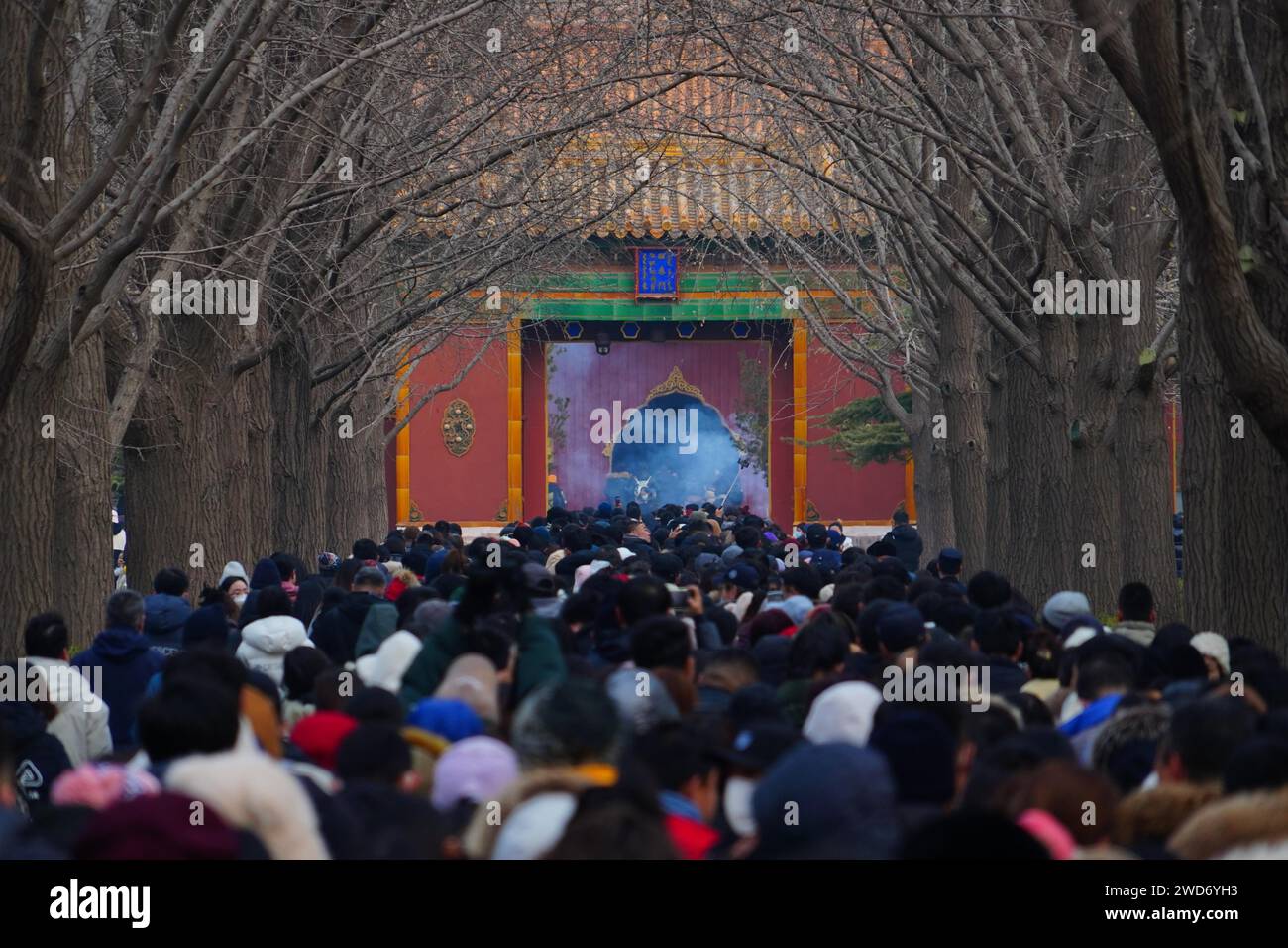 Les gens font la queue pour la bouillie de Laba au temple de Yonghegong Lama à Pékin en Chine, le 18 janvier 2024. Banque D'Images