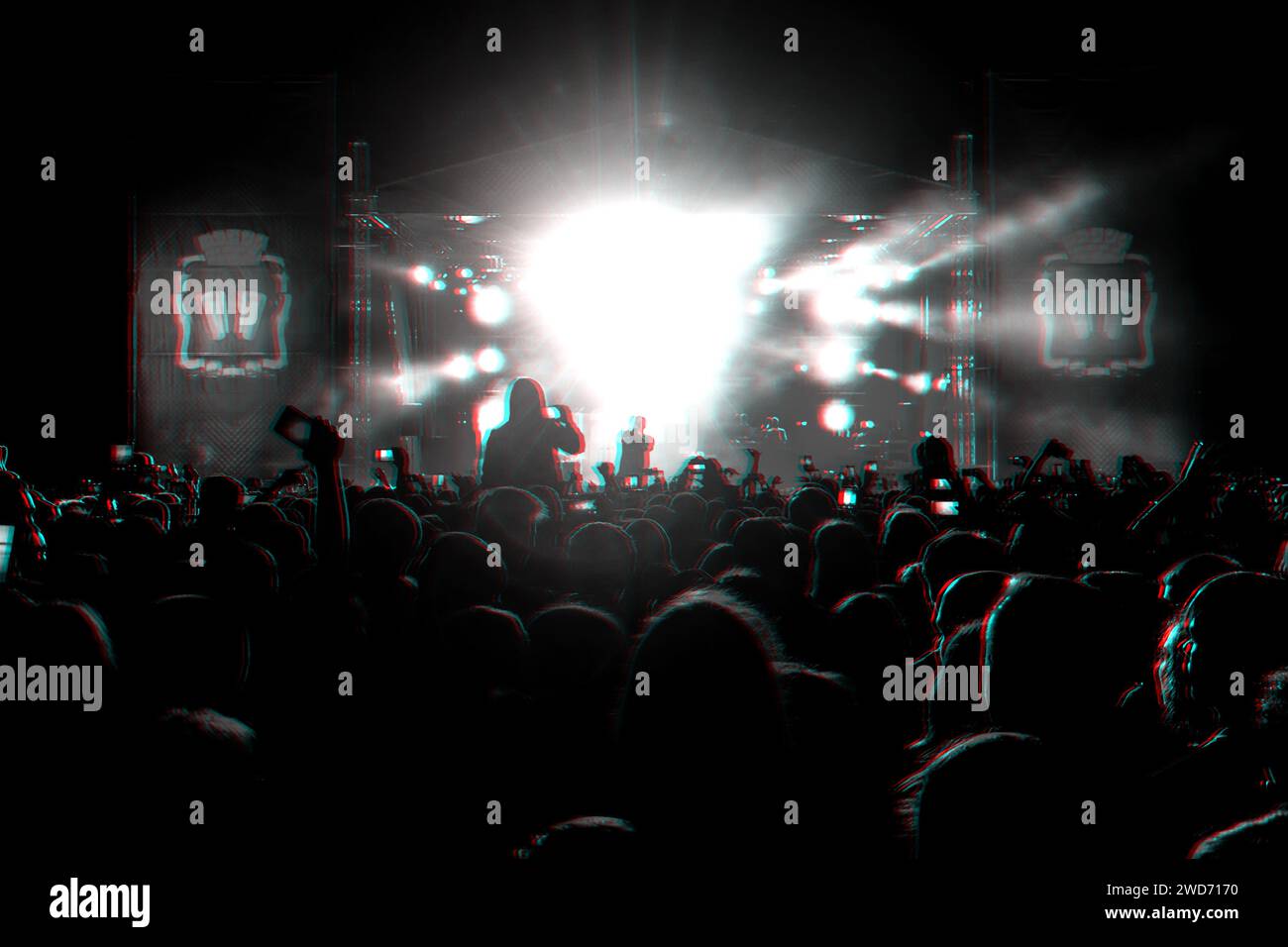 concert de rap musical d'un artiste populaire et d'une foule de fans. Photographie monochrome noir et blanc avec effet pépin 3D. Banque D'Images