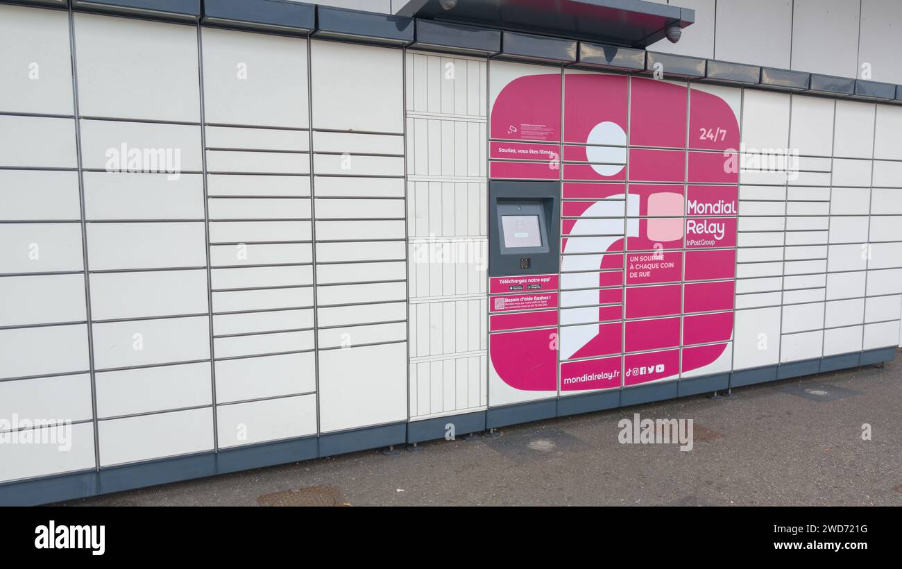 Bordeaux , France - 01 14 2024 : mondial relais Hub Locker signe texte et logo de la marque livraison boîtes de magasin pour l'emplacement libre-service à ramasser et poster Banque D'Images