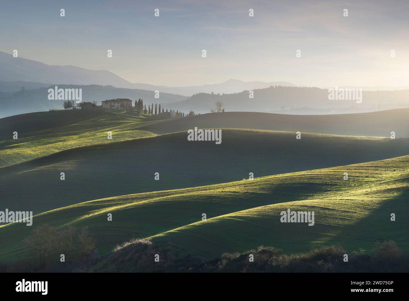 Paysage en Toscane avec ferme et collines sur un après-midi d'hiver. Une vue typique du Val d'Orcia. Banque D'Images