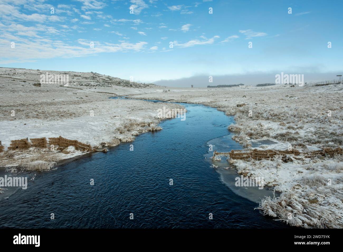 Un paysage hivernal pittoresque avec la rivière le BES. Aubrac, France Banque D'Images