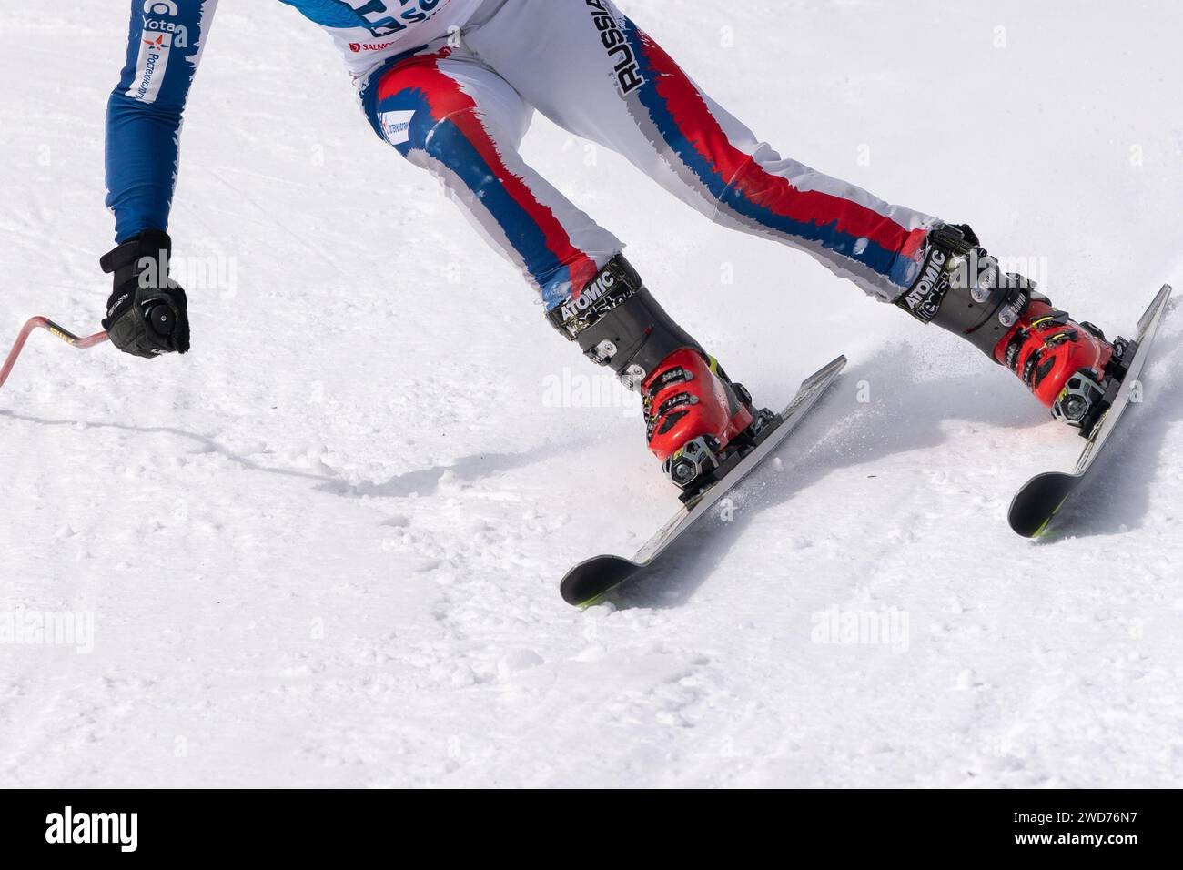 Vue rapprochée des skieurs de montagne descendant une piste de ski alpin Banque D'Images