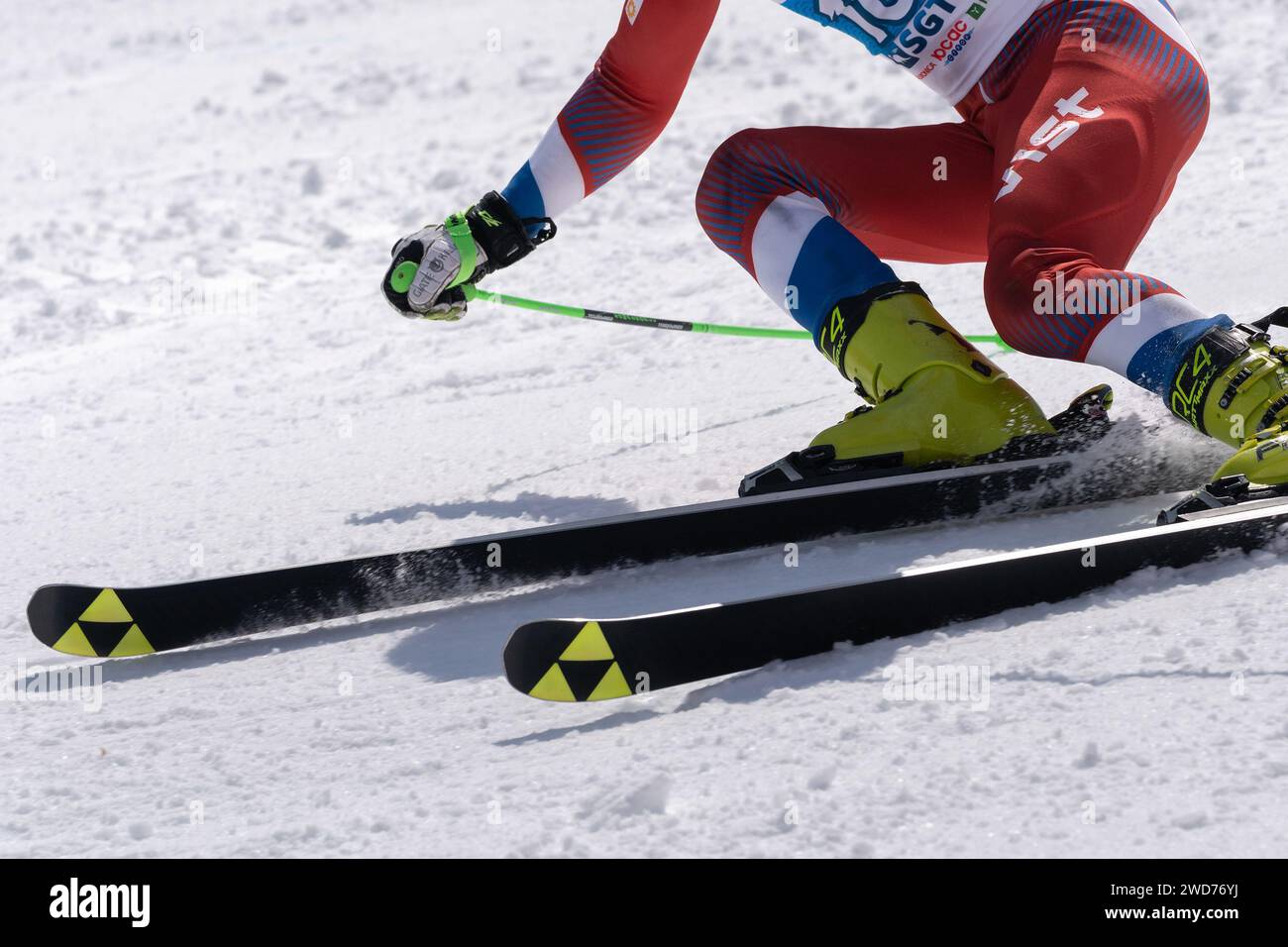 Vue rapprochée du skieur descendant une piste de ski de montagne Banque D'Images