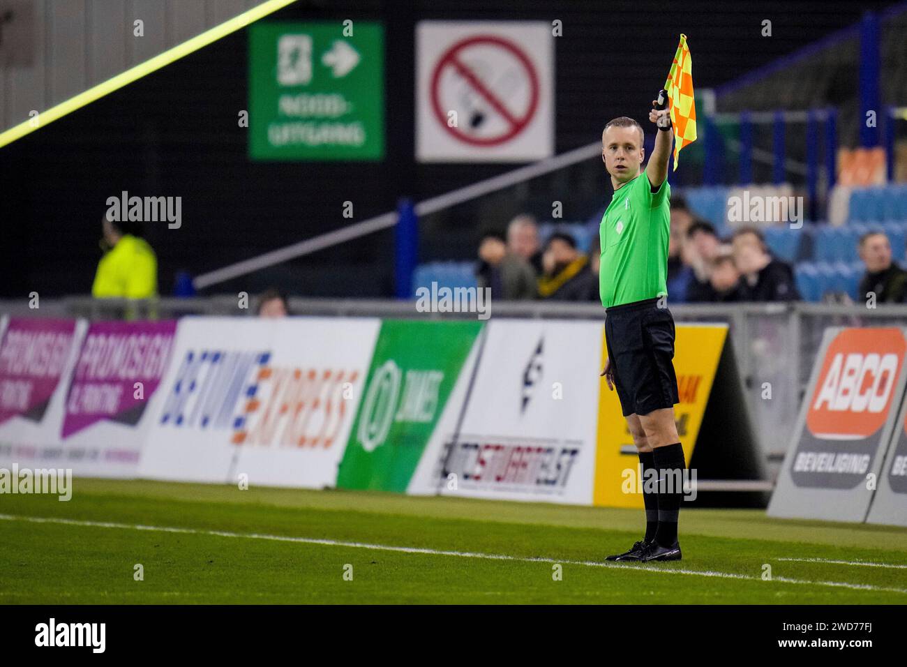 Arnhem, pays-Bas. 18 janvier 2024. ARNHEM, PAYS-BAS - JANVIER 18 : arbitre assistant Stefan de Groot lors du match de la coupe Toto KNVB entre vitesse et AFC au Gelredome le 18 janvier 2024 à Arnhem, pays-Bas. (Photo de Rene Nijhuis/Orange Pictures) crédit : dpa/Alamy Live News Banque D'Images