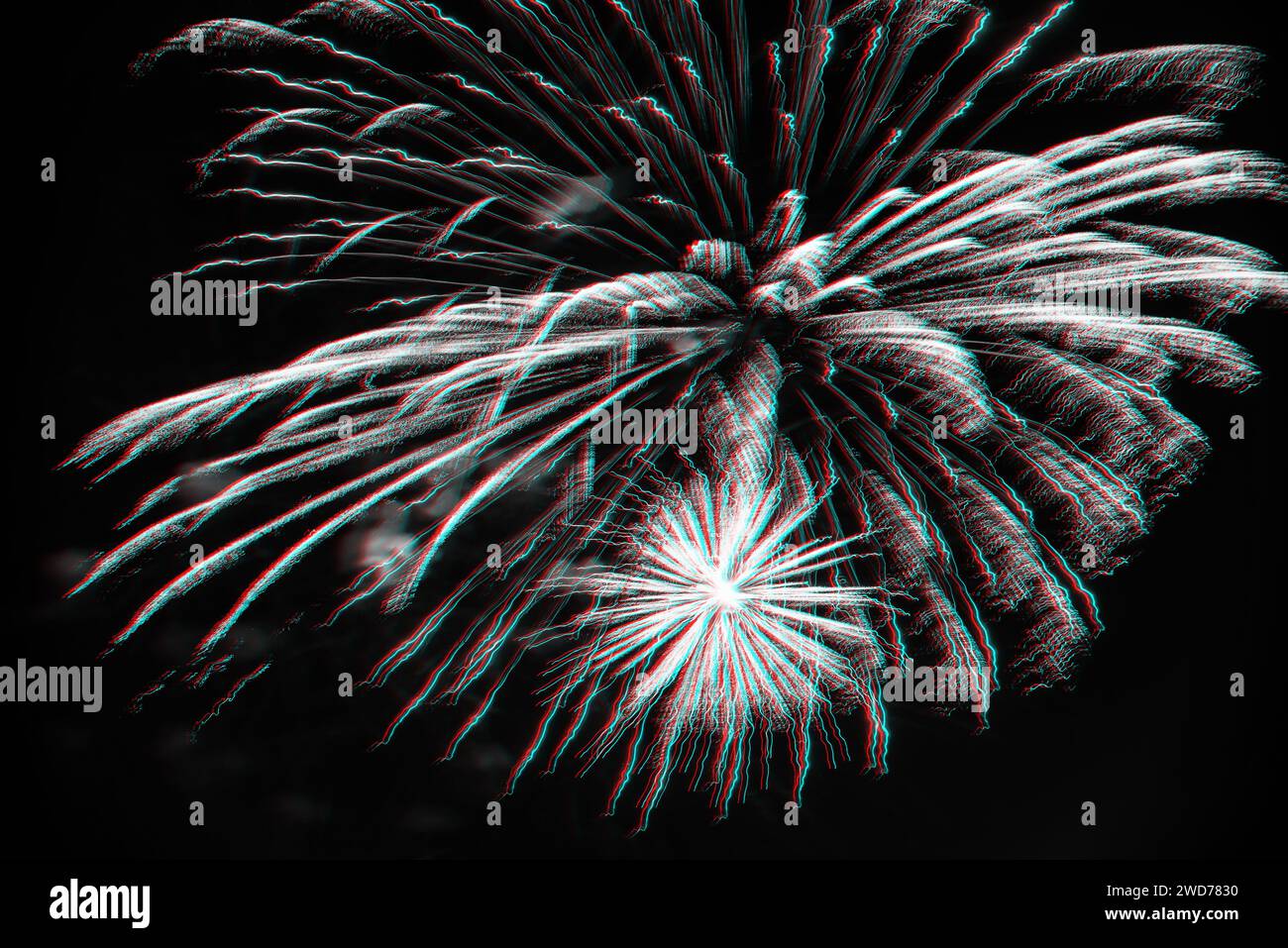 Salut festif sur le fond le ciel nocturne sombre. Salut de la pyrotechnie. Photo noir et blanc avec effet de glitch 3D. Banque D'Images