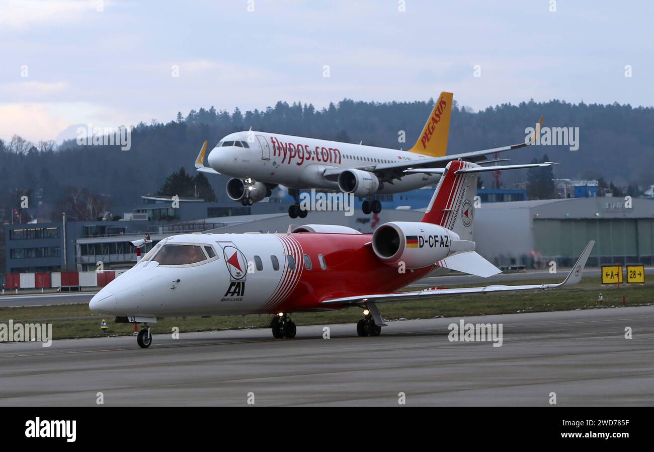 Während dem Weltwirtschaftsforum WEF in Davos reisen zahlreiche Gäste mit privaten Geschäftsreiseflugzeugen auf dem Flughafen Zürich-Kloten ZRH an. Ein Geschäftsreiseflugzeug vom Typ Learjet 60 mit der Registrierung D-CFAZ auf dem Flughafen Zürich. Im hintergrund landet ein Passagierflugzeug der Fluggesellschaft Pegasus Airlines. *** Lors du Forum économique mondial WEF à Davos, de nombreux invités arrivent à Zurich Kloten Airport ZRH en jets d'affaires privés Un jet d'affaires Learjet 60 immatriculé D CFAZ à l'aéroport de Zurich Un avion de passagers de Pegasus Airlines atterrit en arrière-plan Banque D'Images