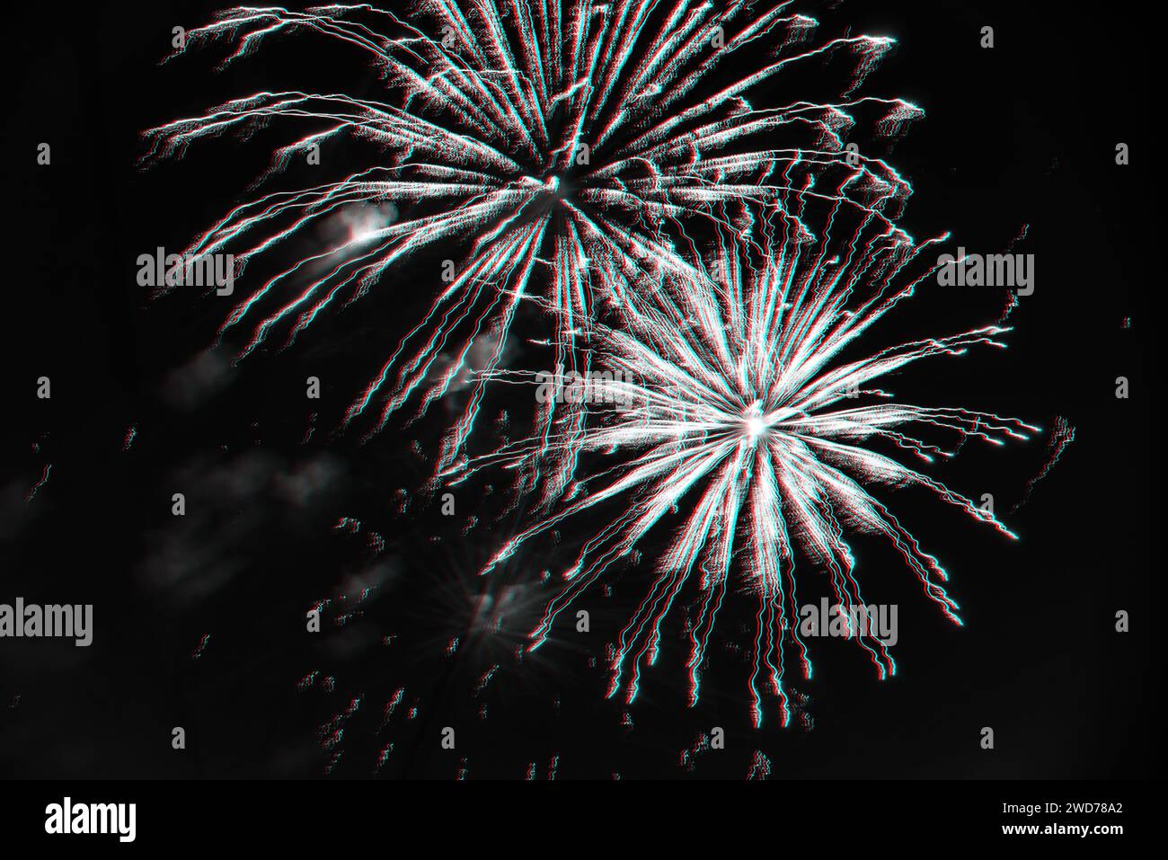 feux d'artifice sur le ciel nocturne. Explosions de pyrotechnie au festival. Photo noir et blanc avec effet de glitch 3D. Banque D'Images