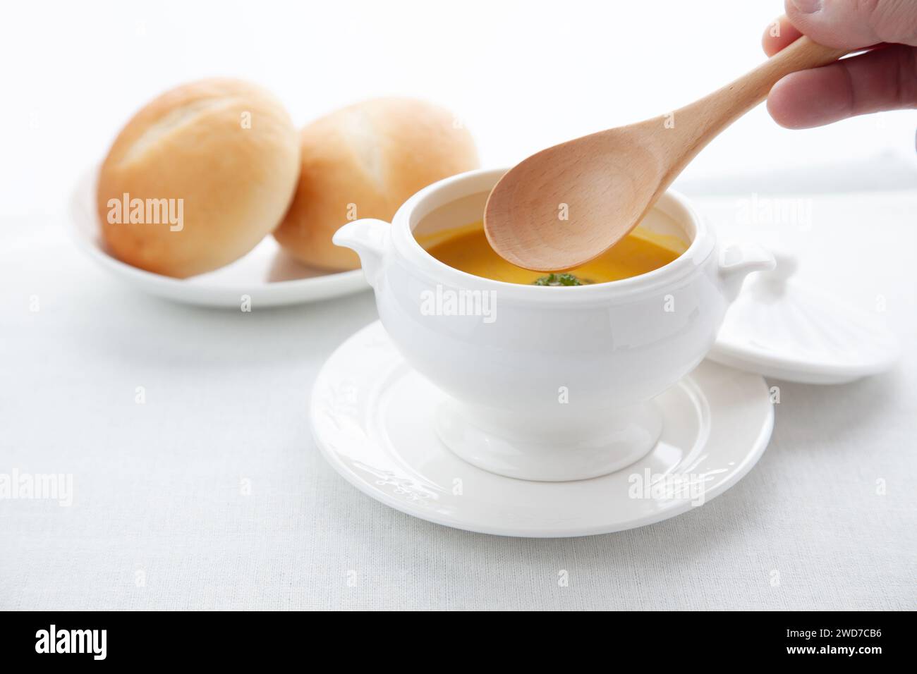 soupe potage de citrouille isolée sur la table Banque D'Images