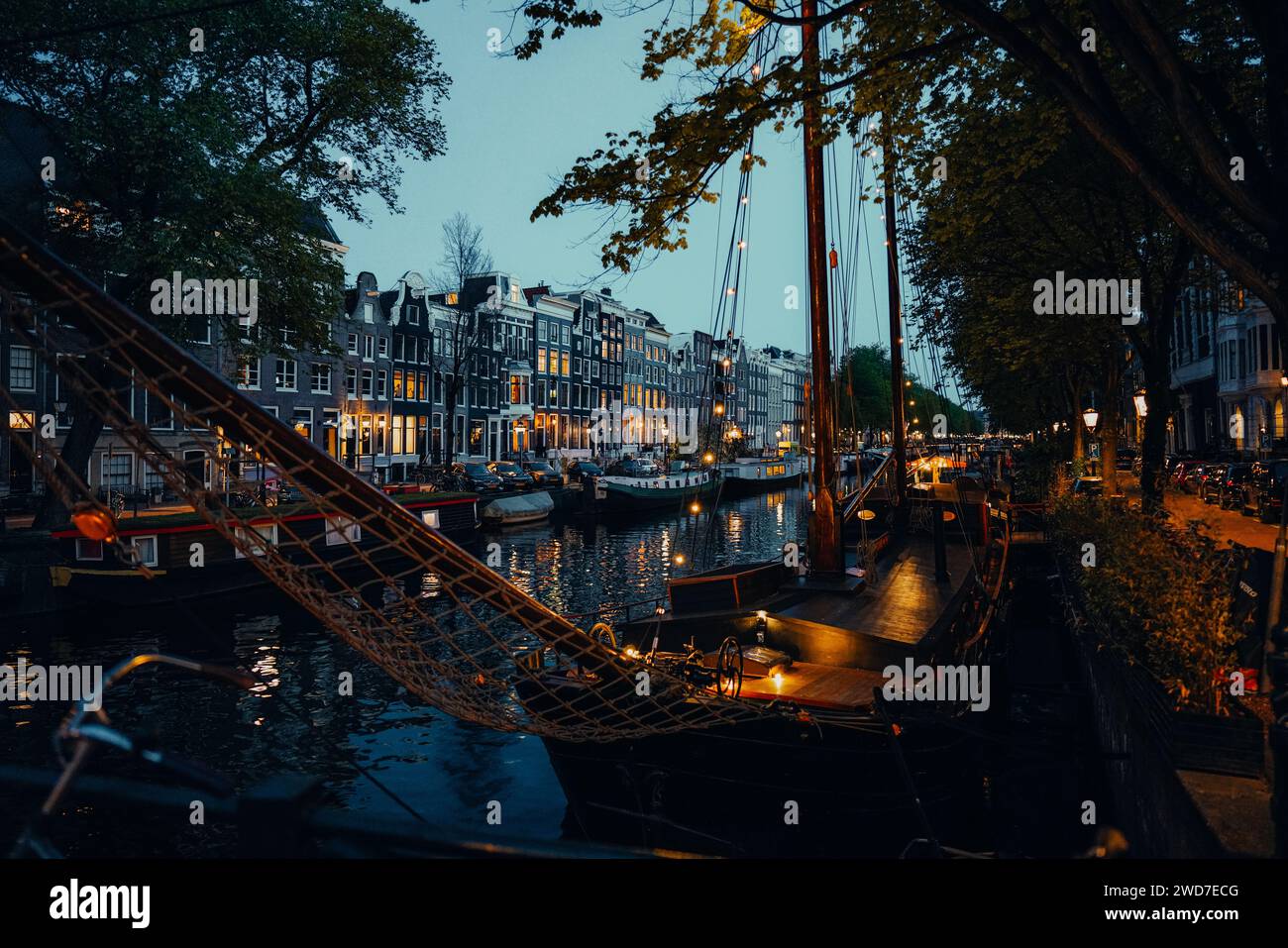 Une vue panoramique de beaux bâtiments le long d'une rivière à Amsterdam, pays-Bas au crépuscule Banque D'Images