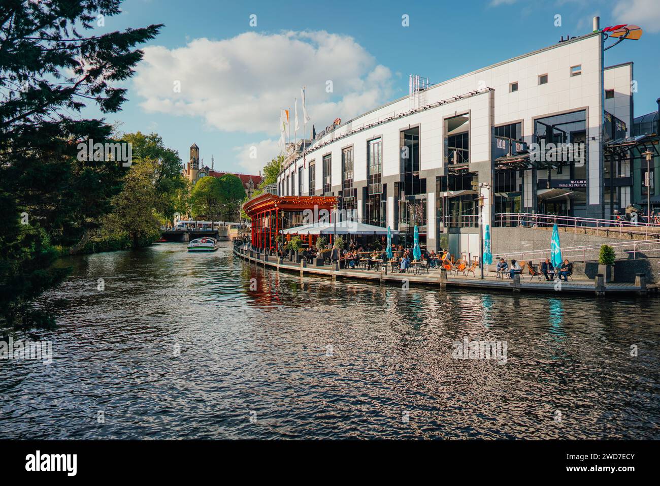 Une vue panoramique de beaux bâtiments le long d'une rivière à Amsterdam, pays-Bas Banque D'Images
