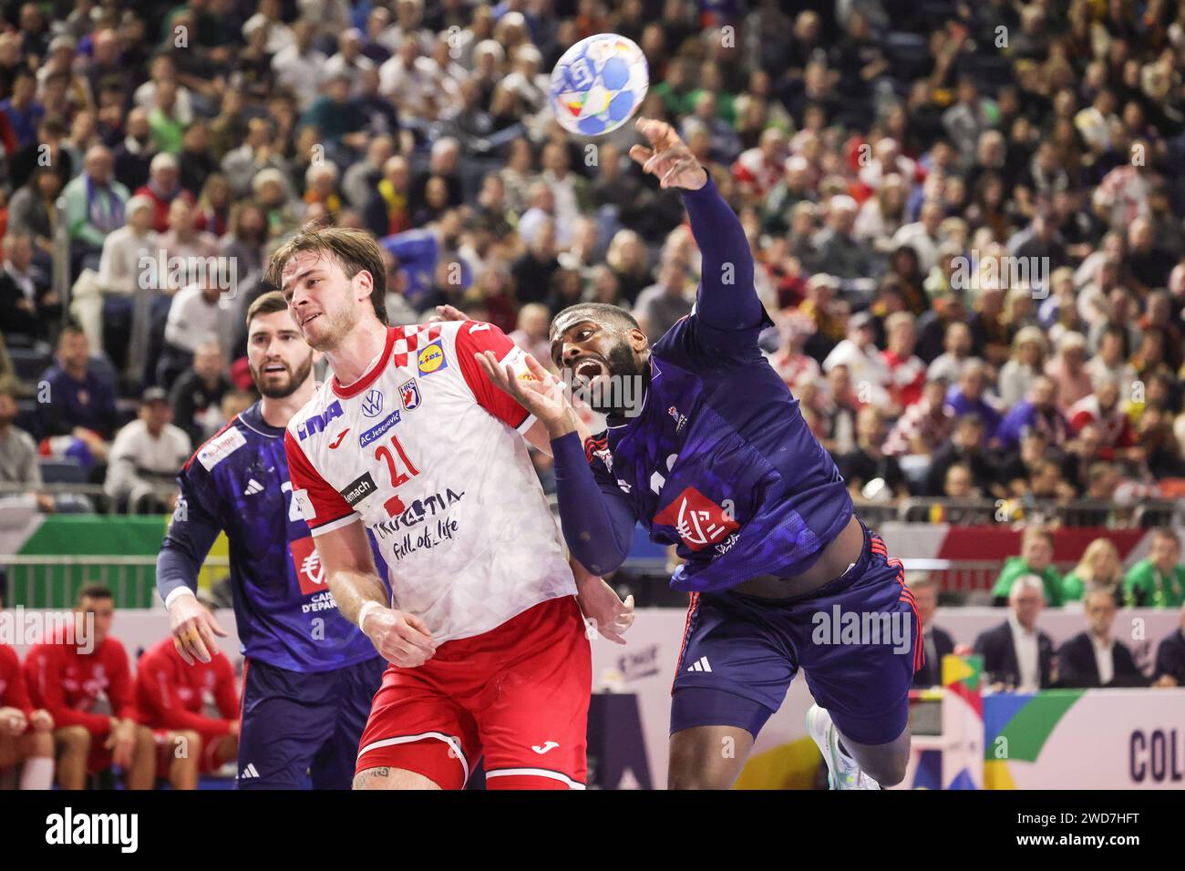 Dika Mem, de France, et Veron Nacinovic, de Croatie, lors du match de