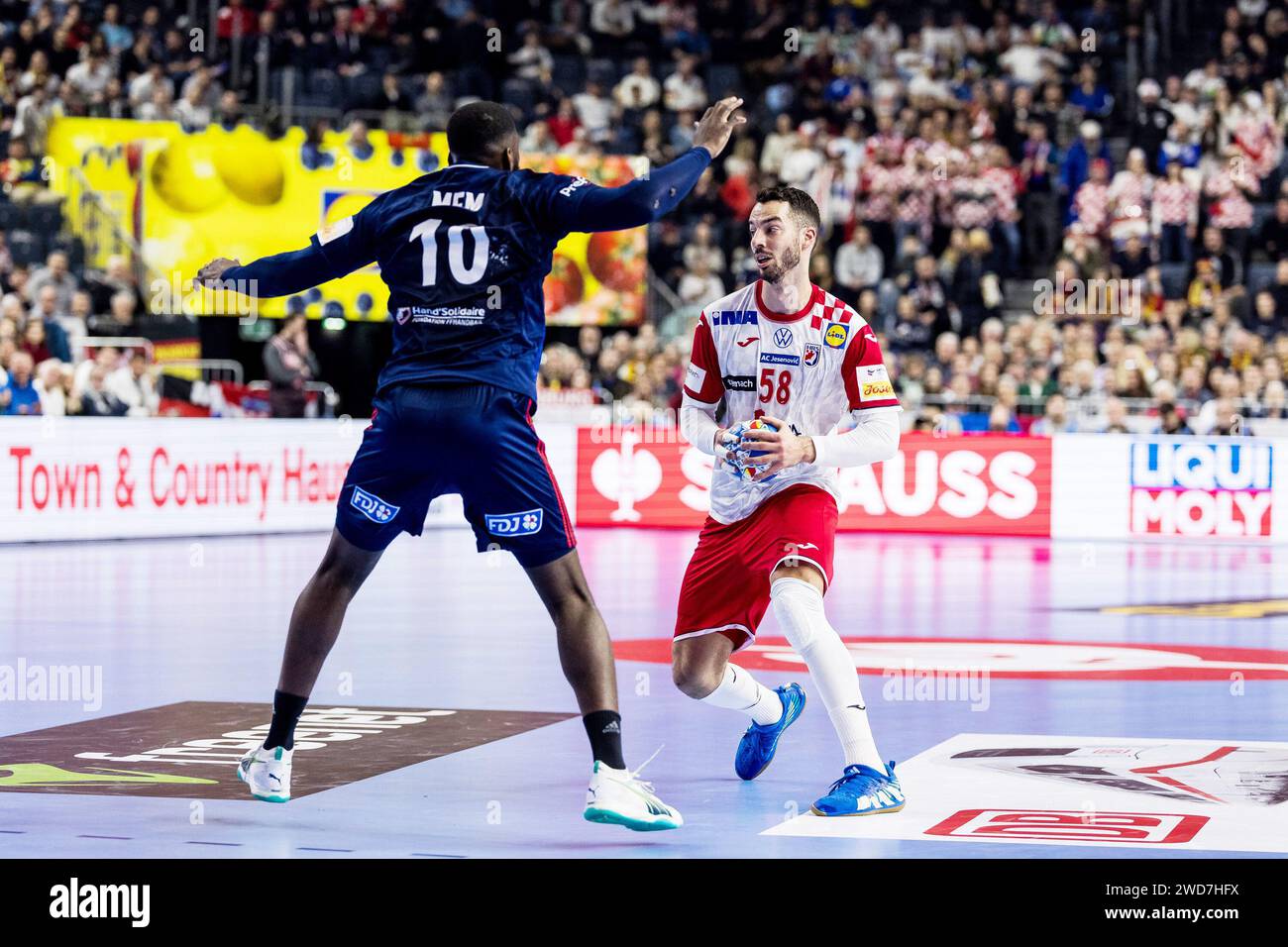 Zvonimir Srna, de Croatie, et Dika Mem, de France, lors de l'Euro 2024