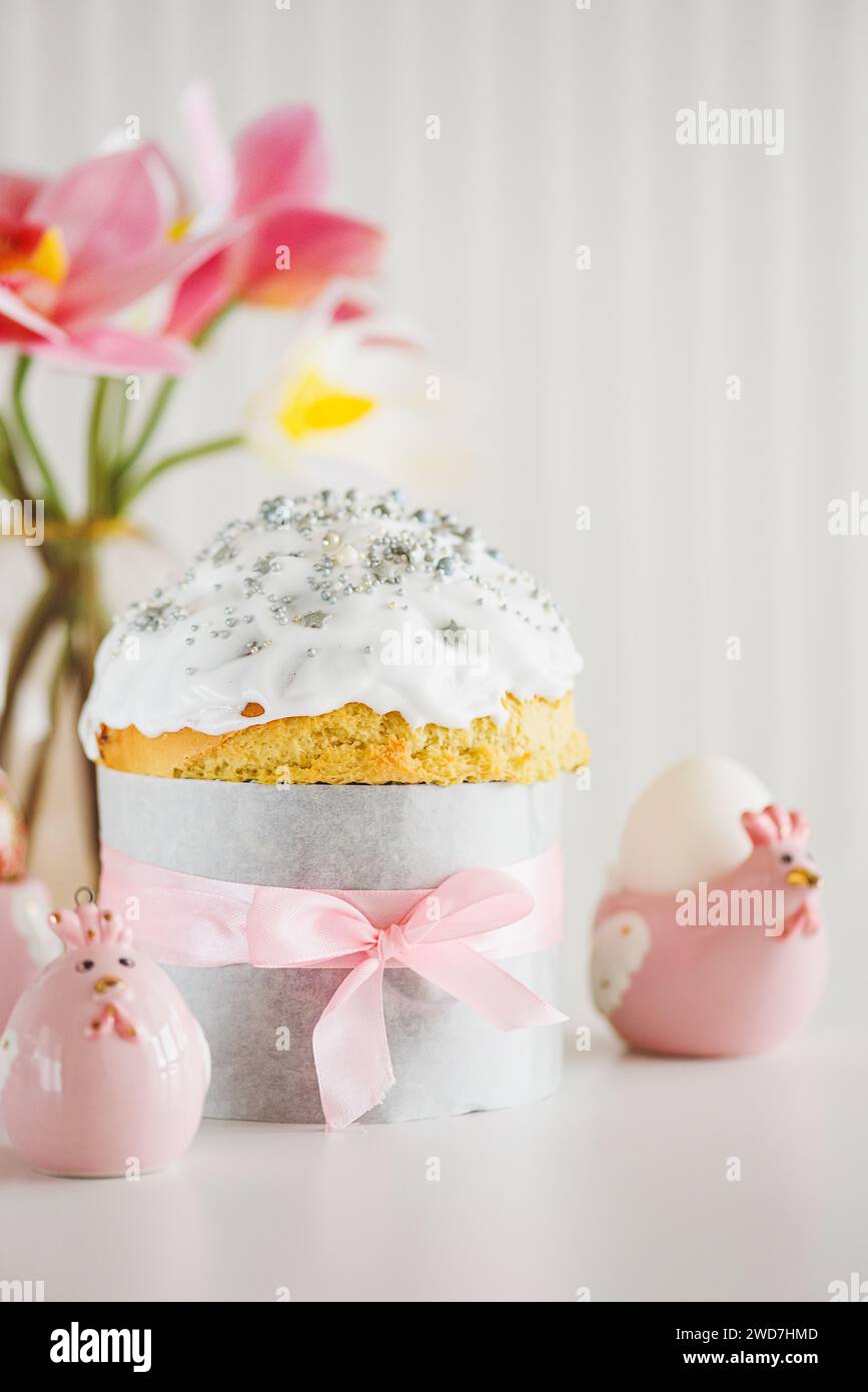 Gâteaux de Pâques traditionnels ou pain sucré avec figurines de poules et œufs sur la table blanche. Vue avant Banque D'Images