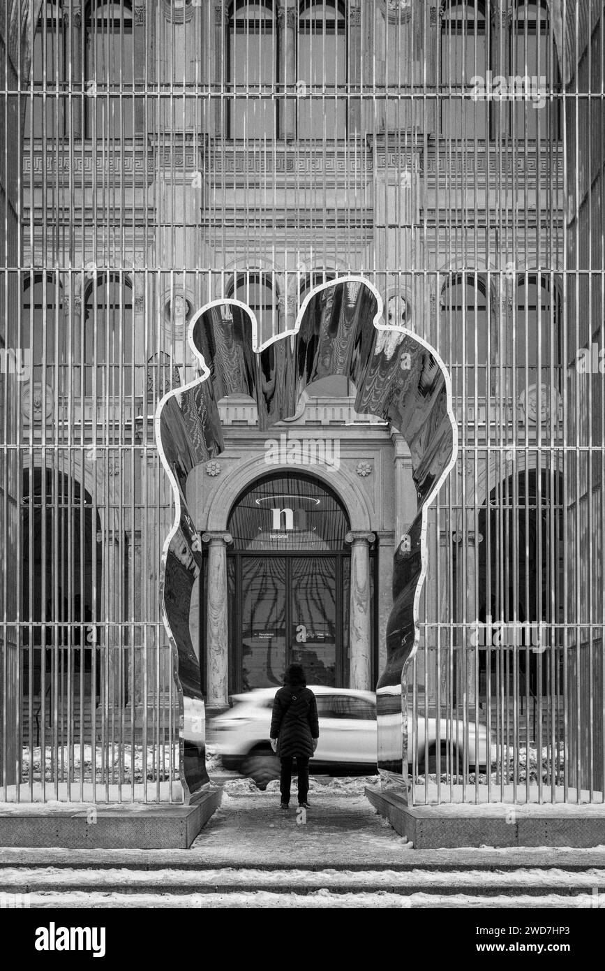 Femme encadrée dans 'Arch' par ai Weiwei, Stockholm, Suède Banque D'Images