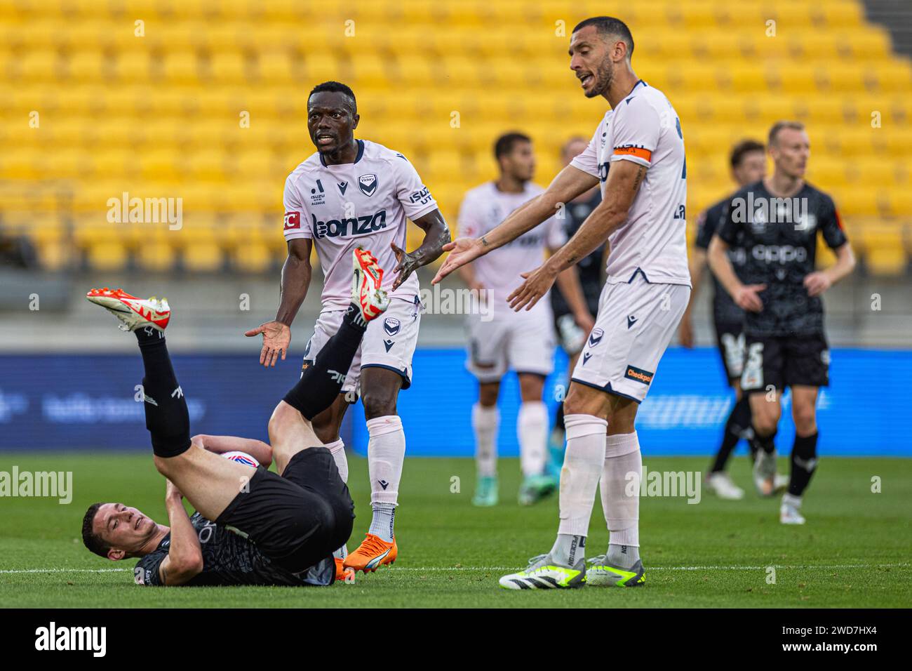 Vendredi 19 janvier 2024. A-League - Wellington Phoenix vs Melbourne victoire. Roderick Miranda de Melbourne Victory conteste son innocence à l'arbitre après avoir foulé le milieu de terrain de Wellington Phoenix Bozhidar Kraev lors de l'affrontement entre Wellington Phoenix et Melbourne Victory au Sky Stadium. Crédit : James Foy/Alamy Live News Banque D'Images