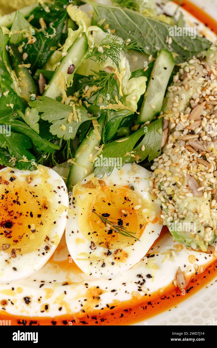 œufs durs et salade sur une assiette. petit déjeuner Banque D'Images