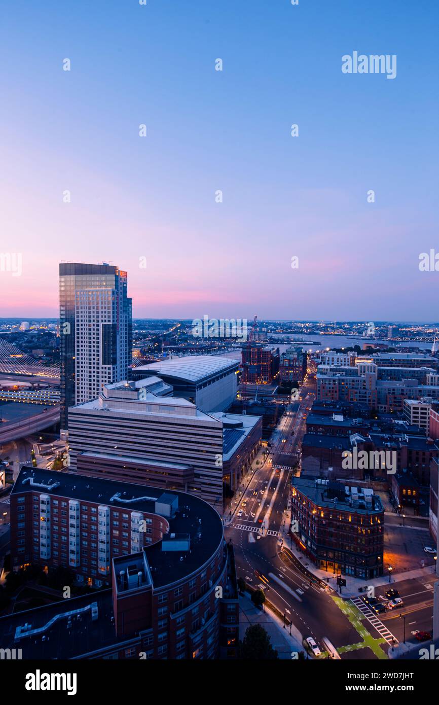 Le centre-ville de Boston brille brillamment contre un beau ciel magenta. Banque D'Images