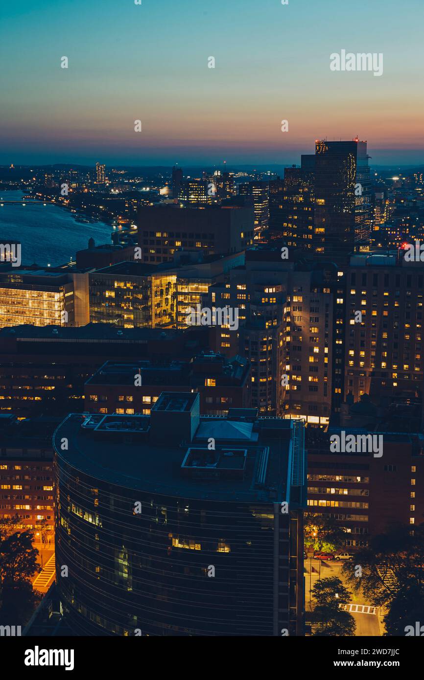 Une vue aérienne de la Skyline de Boston au coucher du soleil. Banque D'Images