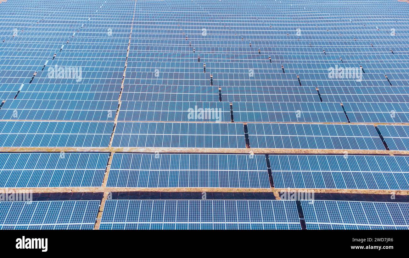 Panneau solaire, photovoltaïque, source d'électricité alternative. concept de ressources durables. Angle élevé, vue surélevée des panneaux solaires sur une énergie Banque D'Images Panneau solaire, photovoltaïque, source d'électricité alternative. concept de ressources durables. Angle élevé, vue surélevée des panneaux solaires sur une énergie Banque D'Images