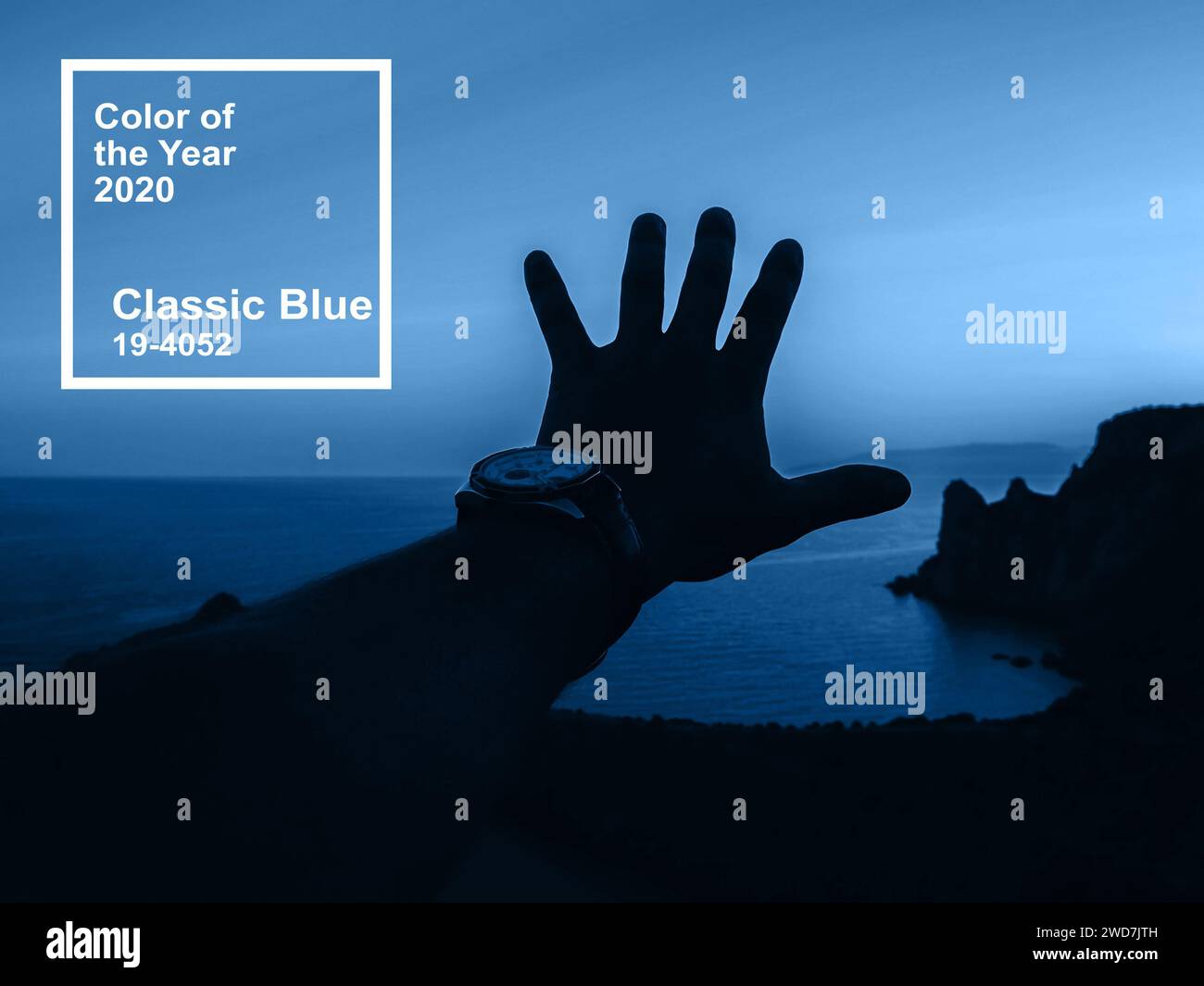 Couleur Bleu classique de l'année 2020. main de l'homme sur le coucher du soleil symbolisant la liberté et l'unité avec la nature Banque D'Images