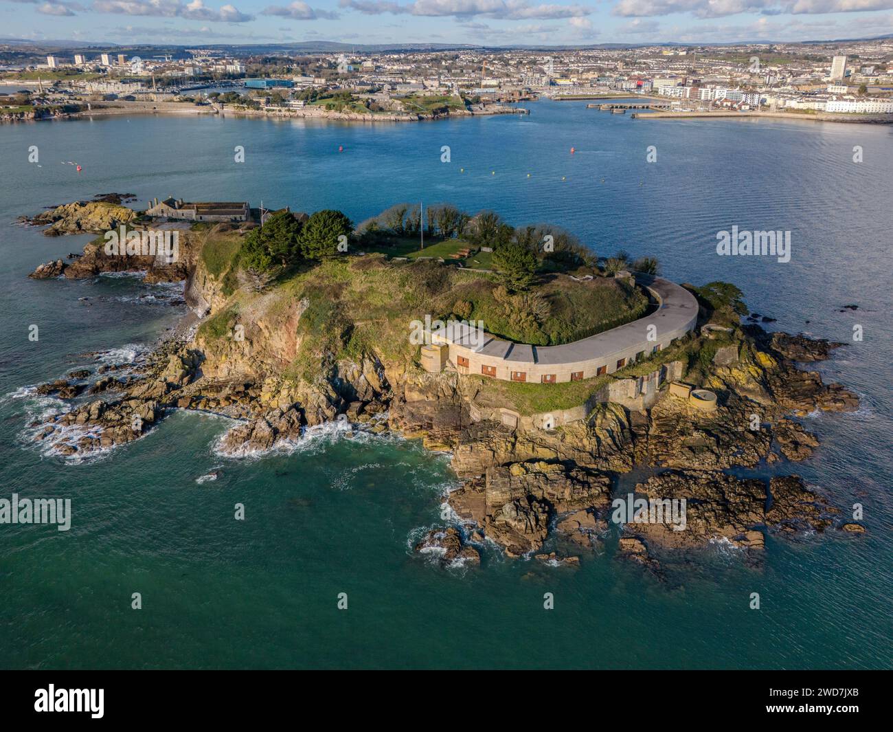 Vue aérienne d'une magnifique île irlandaise aux eaux bleues cristallines Banque D'Images Vue aérienne d'une magnifique île irlandaise aux eaux bleues cristallines Banque D'Images