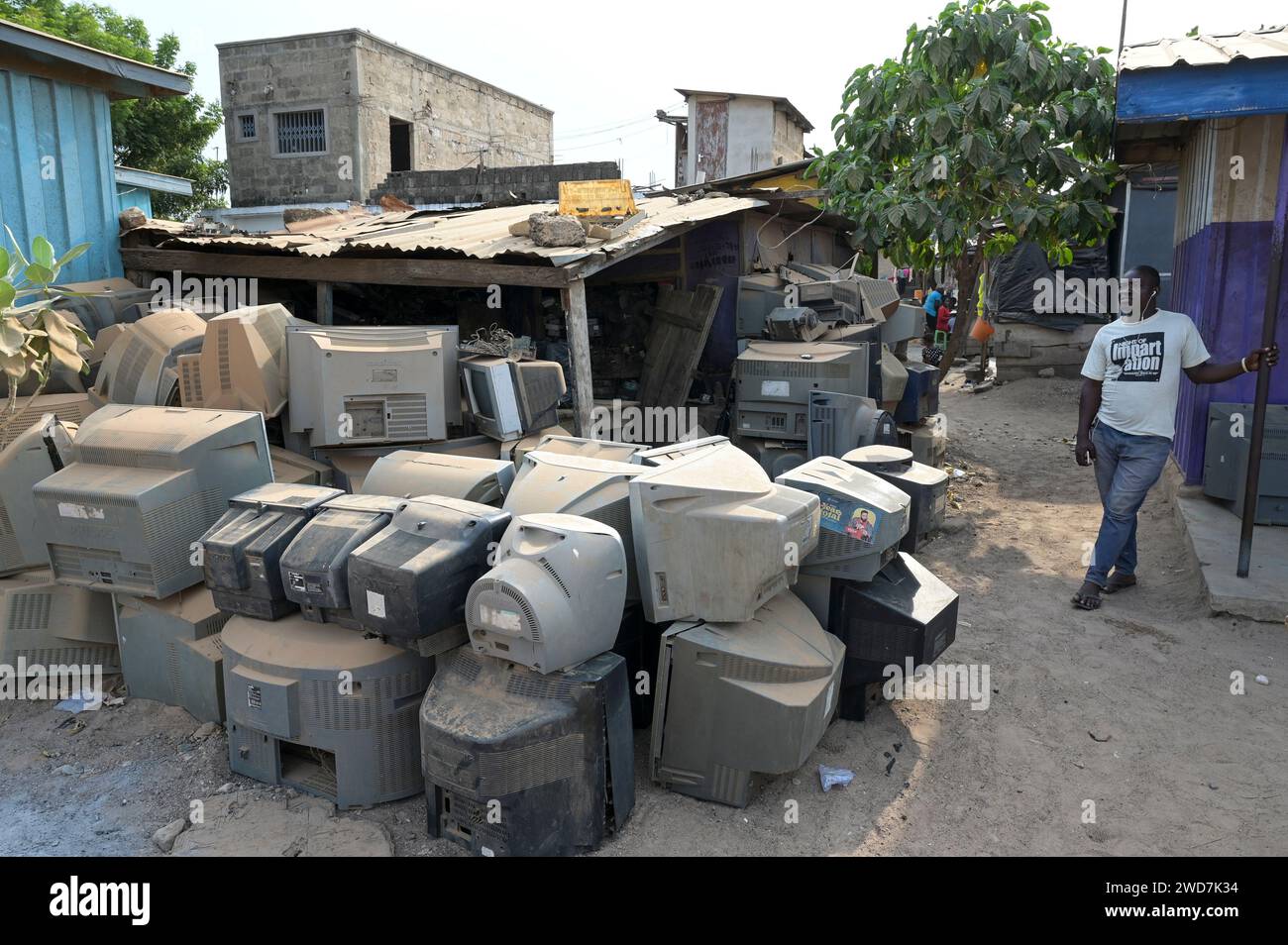 GHANA, GHANA, Accra Tema, Ashaiman, récupérateur de déchets et recyclage, comme le site de dépôt de déchets électroniques d'Agbogbloshie a été fermé par le gouvernement en 2022, le commerce illégal de ferraille électrique s'étend à d'autres banlieues d'Accra / GHANA, Müllsammler und Recycling, da die berüchtigte Agbogbloshie Elektroschrotthalde 2022 von der Regierung geschlossen wurde, verlagert sich das Geschäft mit dem illegalen Elektromüll in andere Stadtteile von Accra Banque D'Images