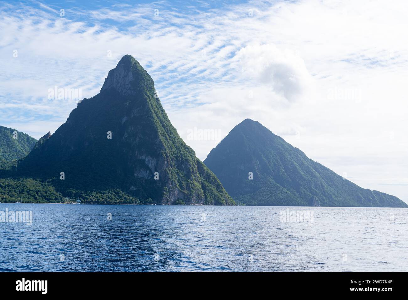 St Lucia Twin Pitons vu de la mer des Caraïbes Banque D'Images