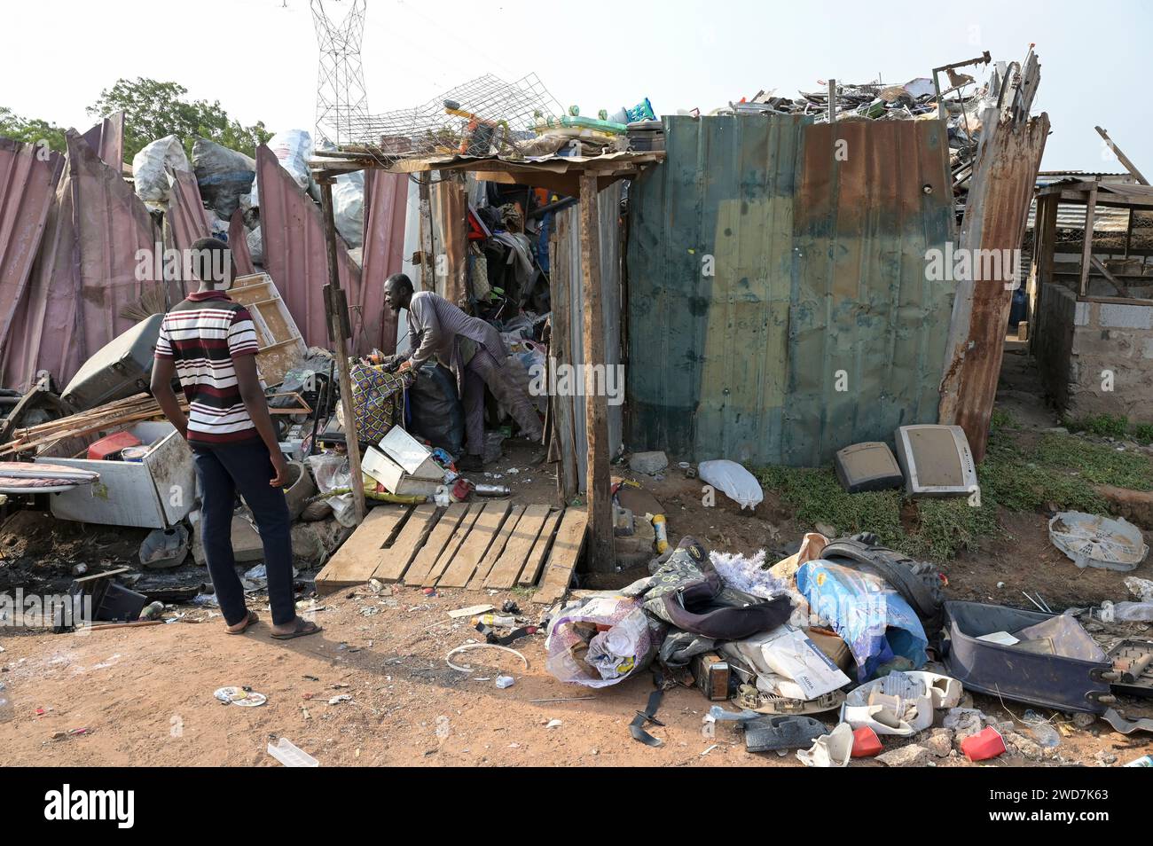 GHANA, GHANA, Accra Tema, Ashaiman, récupérateur de déchets et recyclage, comme le site de dépôt de déchets électroniques d'Agbogbloshie a été fermé par le gouvernement en 2022, le commerce illégal de ferraille électrique s'étend à d'autres banlieues d'Accra / GHANA, Müllsammler und Recycling, da die berüchtigte Agbogbloshie Elektroschrotthalde 2022 von der Regierung geschlossen wurde, verlagert sich das Geschäft mit dem illegalen Elektromüll in andere Stadtteile von Accra Banque D'Images