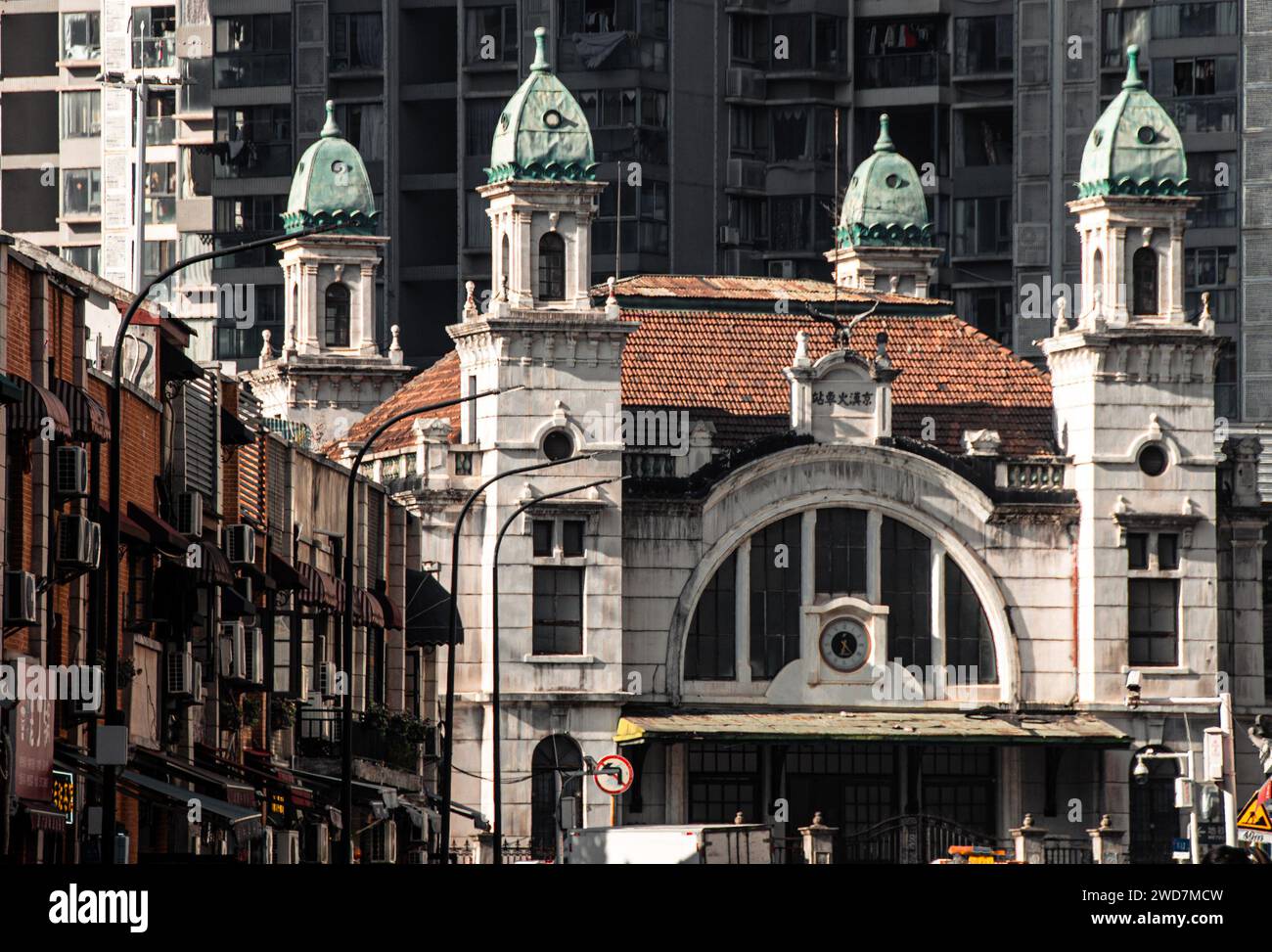 Vue extérieure exquise de la vieille gare Hankou de Wuhan, mettant en valeur son charme architectural intemporel Banque D'Images