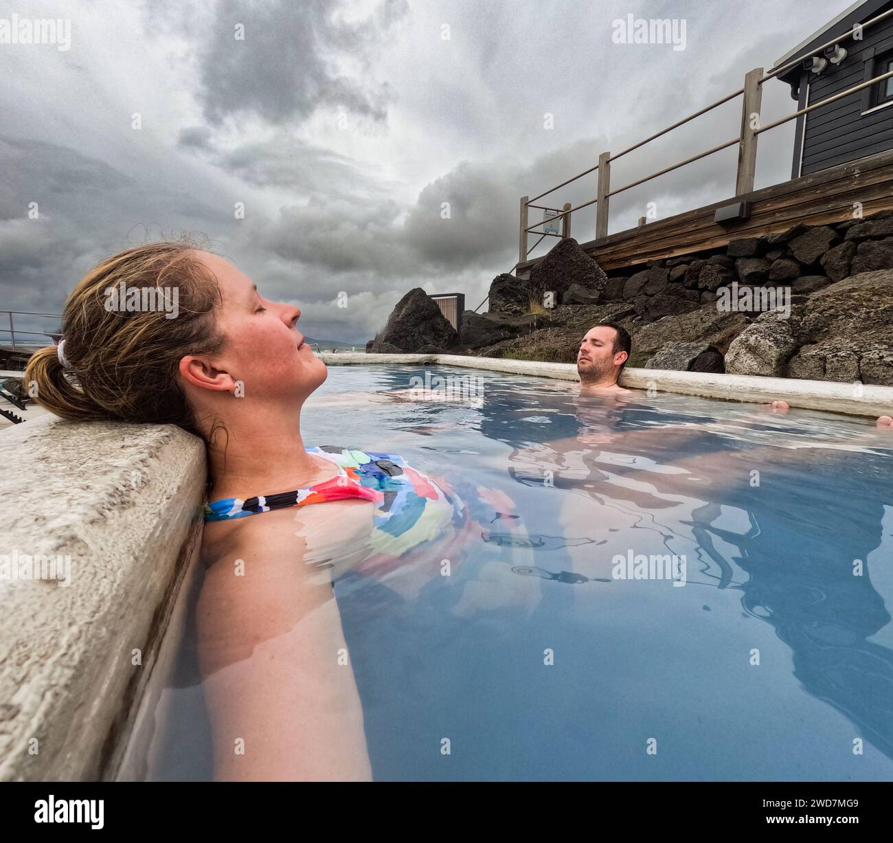 Couple dans les sources chaudes bleues en vacances se détendre dans l'eau Banque D'Images