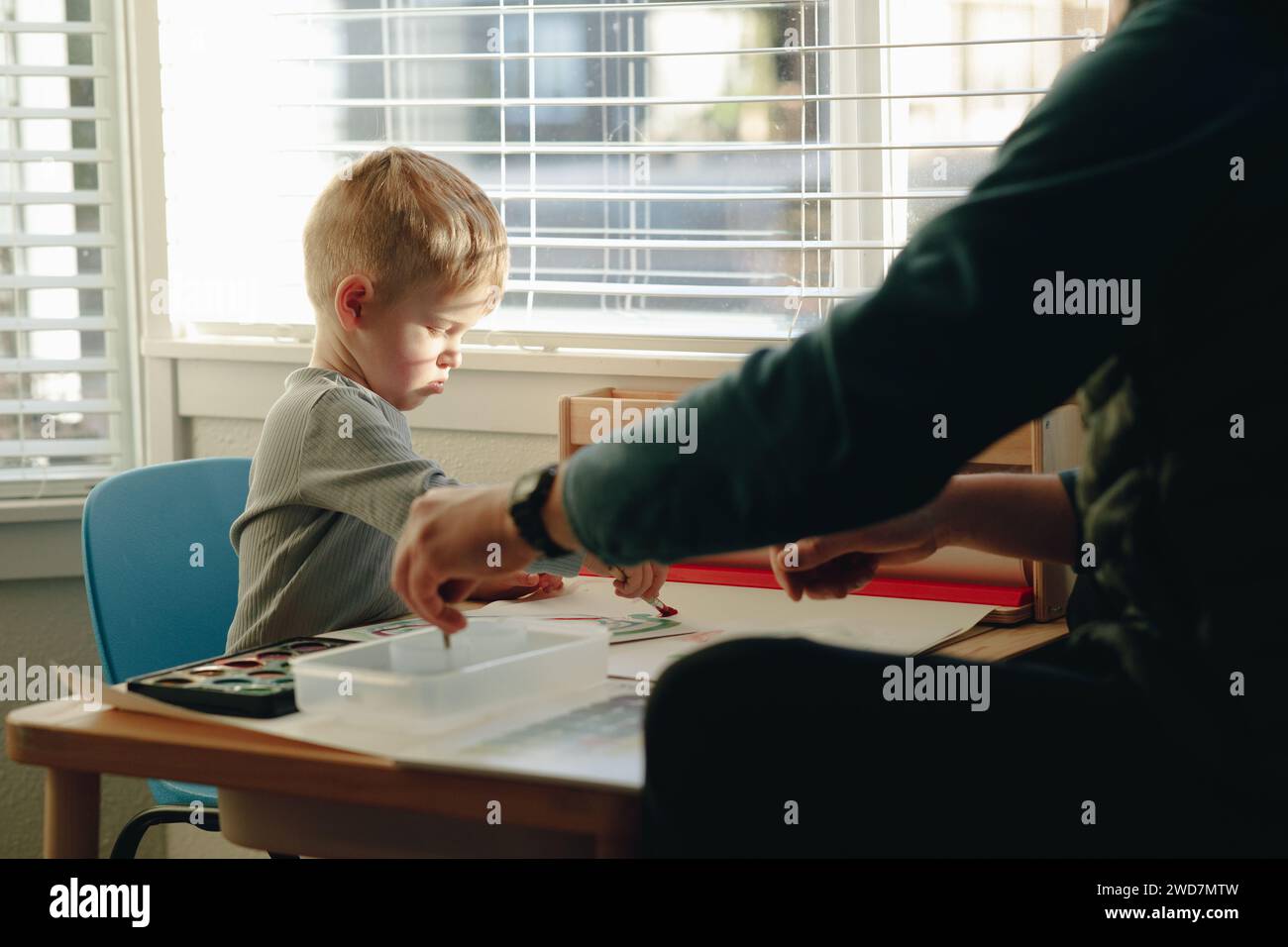 Garçon en bas âge et un père peignant avec de la peinture à l'aquarelle à la table Banque D'Images