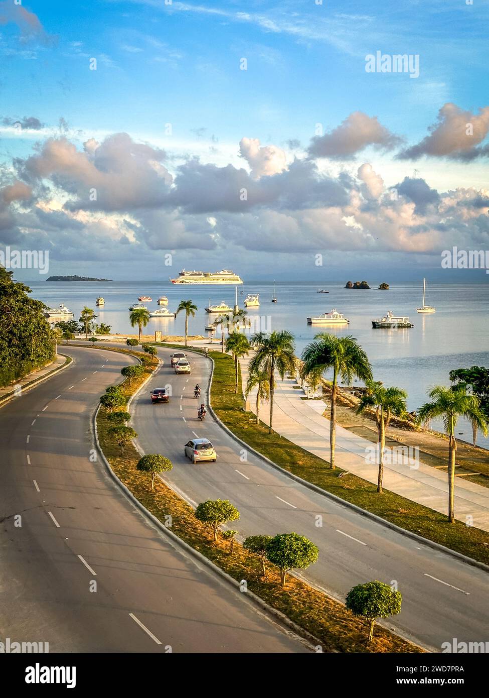 Voitures, bateaux et bateaux de croisière dans la baie de Samaná Banque D'Images