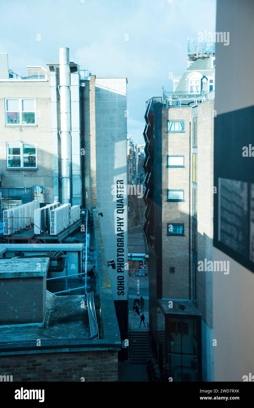 Vue de l'exposition Photographers Gallery. Photographies dans la chambre à l'étage supérieur et texte « Soho Photography Quarter » peint sur le bâtiment. Londres. ROYAUME-UNI. (137) Banque D'Images