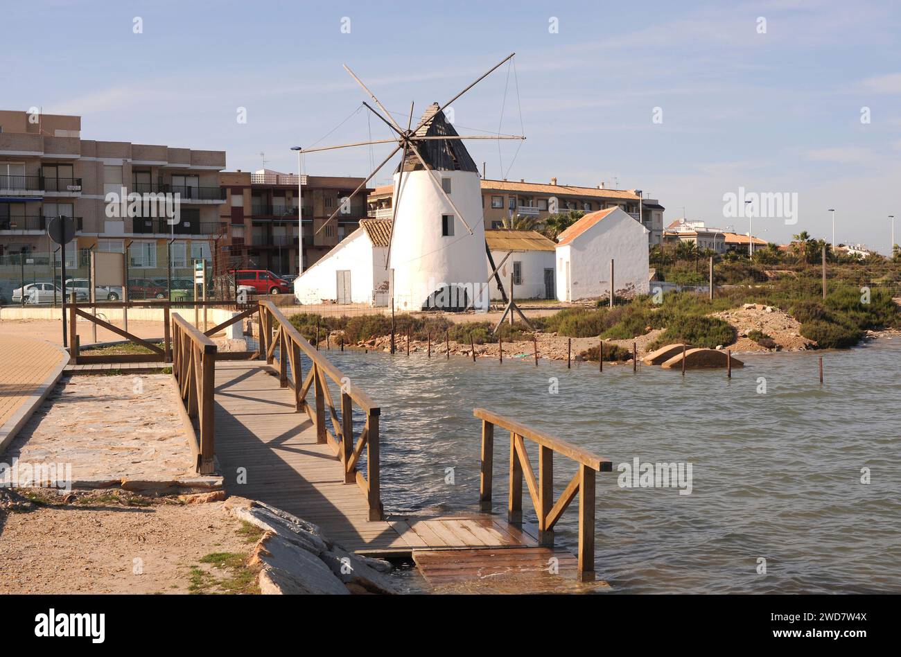 San Pedro del Pinatar, salterie et moulin à vent. Murcie, Espagne. Banque D'Images