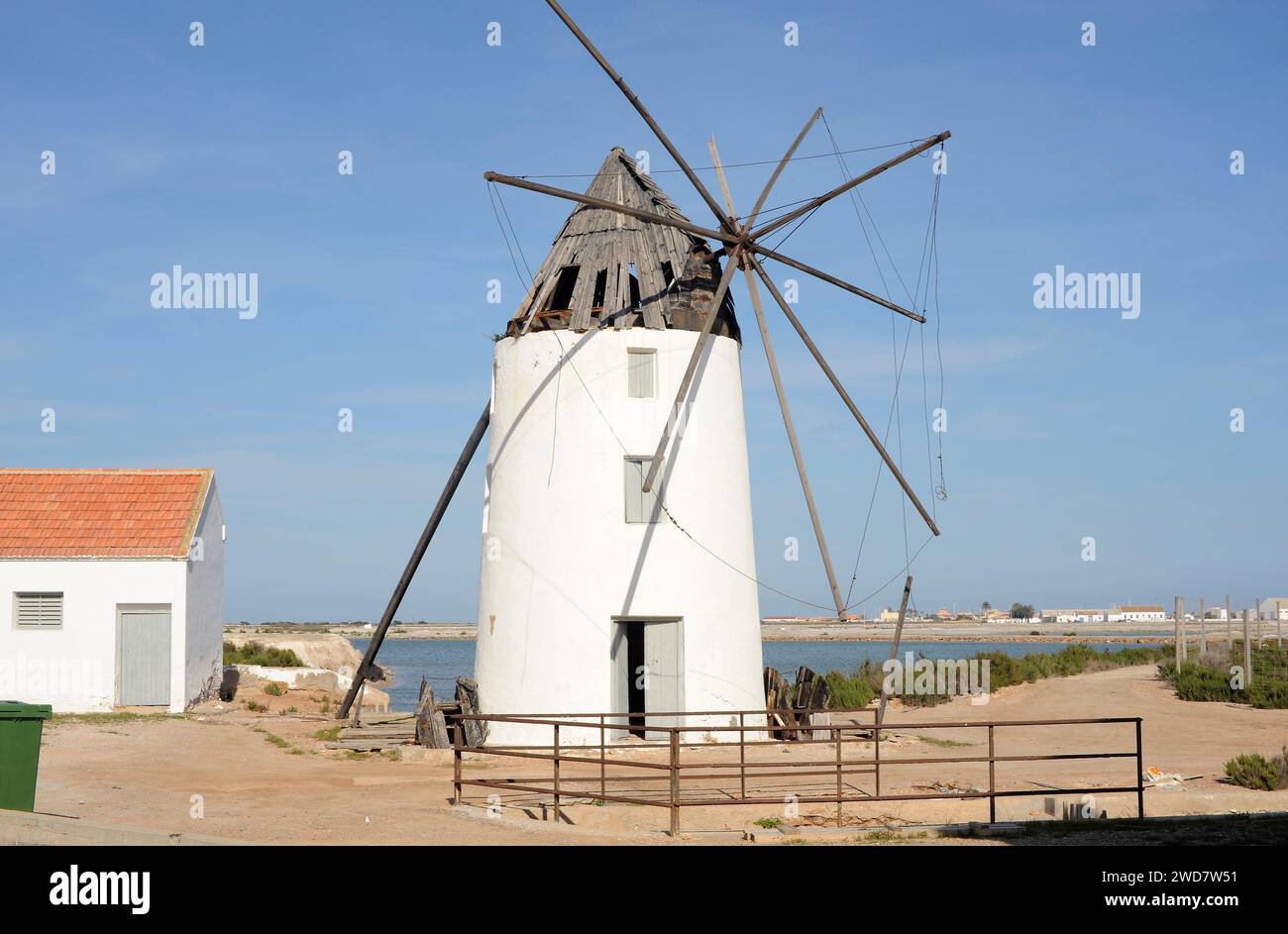 San Pedro del Pinatar, salteworks et ancien moulin à vent. Murcie, Espagne. Banque D'Images