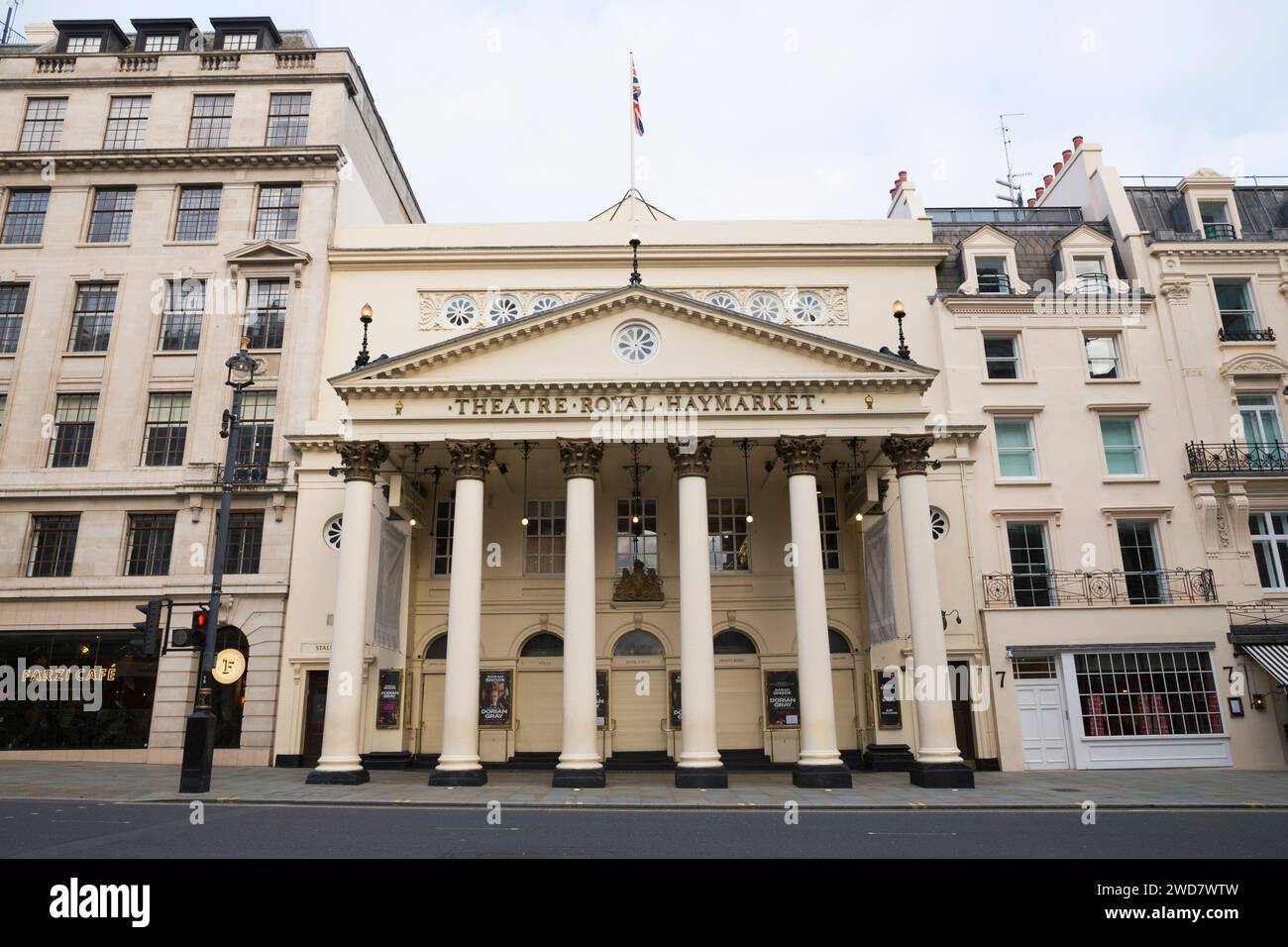 Extérieur extérieur façade avant du Théâtre Royal, Haymarket. Londres. ROYAUME-UNI. C'est un bâtiment classé Grade I. (137) Banque D'Images