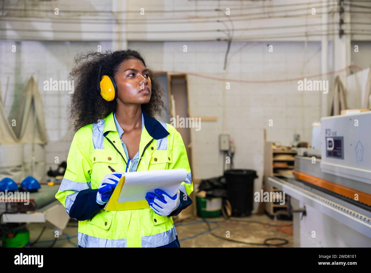 Les femmes gestionnaires inspecteur de sécurité de travail vérifient la sécurité de travail dans l'industrie d'usine Banque D'Images