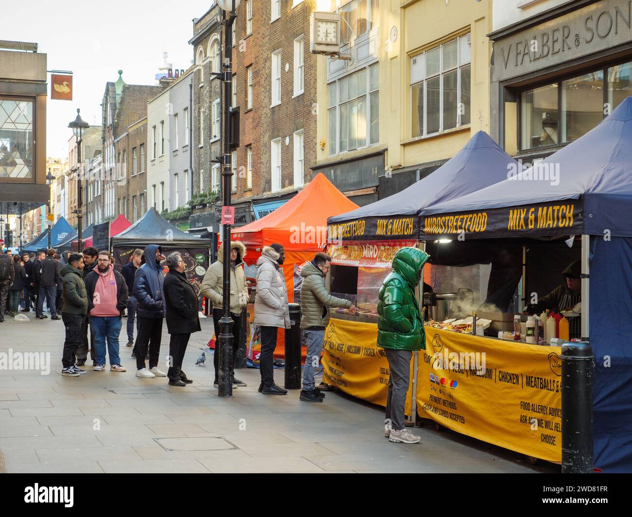 Les gens font la queue aux stands de nourriture sur Berwick Street Market à Soho, Londres, Royaume-Uni Banque D'Images