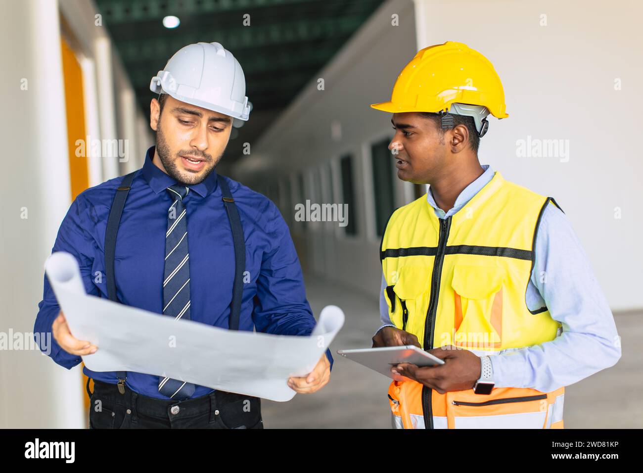 l'équipe de constructeur d'ingénieurs travaillant avec le travail de concepteur d'architecte inspecte le grand projet de construction d'usine de bâtiment avec le plan d'étage Banque D'Images